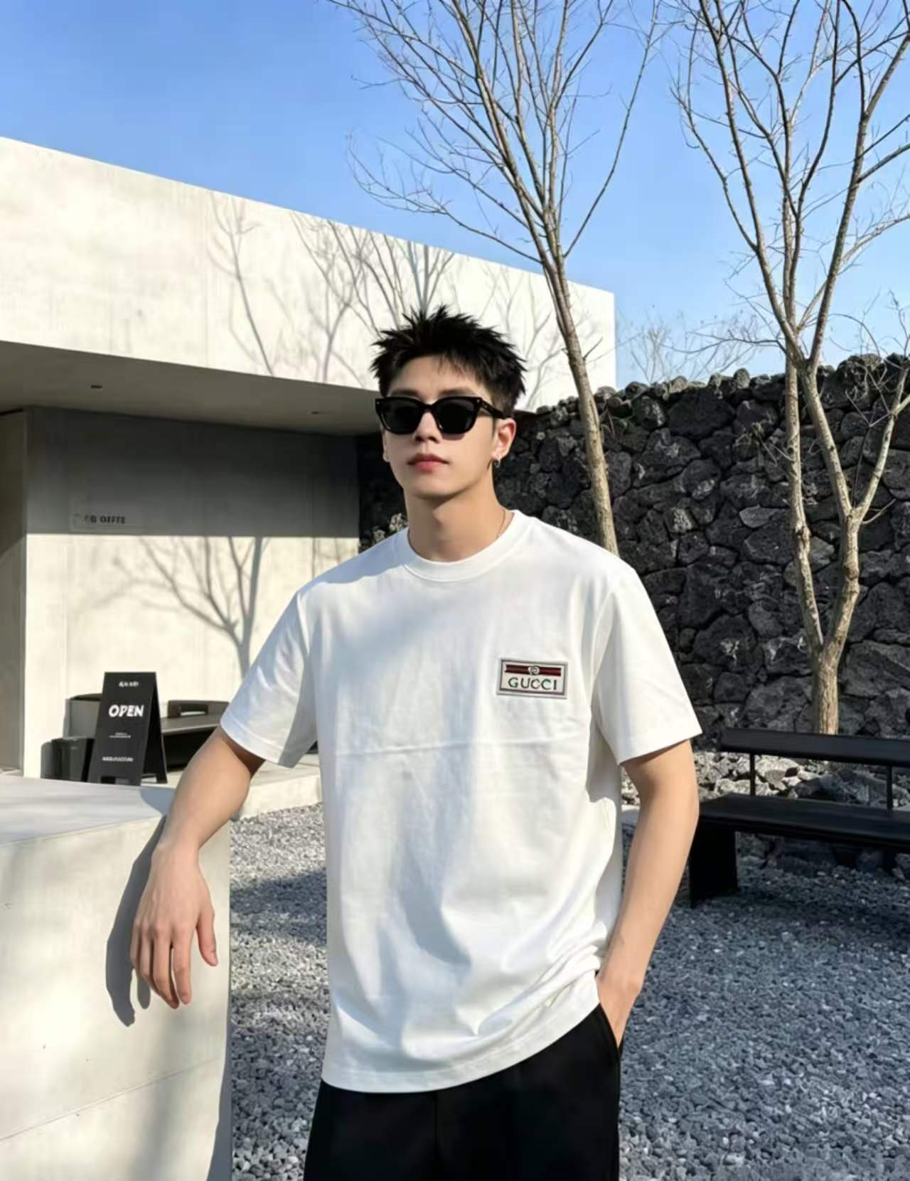 NO:849381,GUCCI Gucci 2026 new embroidered short-sleeved T-shirt is available for pre-sale!  On sale on overseas official website!  Made of pure cotton double yarn fabric, it feels soft and delicate, the color and gloss are super positive, and the upper body is comfortable and breathable!  Customized threads on the neckline, precision double-needle patchwork, through-shoulder zipper chain bottom, durable and non-deformable, with first-class texture!  This classic round-neck T-shirt is decorated with a highly recognizable logo print on the chest. The three-dimensional and fine detail processing injects a casual charm into the whole, casual and natural, and highly recognizable!  Produced by a large factory, with fine workmanship and complete three standards!  Classic round neck basic model, the version is quite wide and full!  The upper body is fashionable, relaxed and stylish, and the atmosphere is instantly filled!  Same style for men and women!  Size S-2XL Color Black White,,gucci,gucci,T-shirt,tees,t-shirt,19860909GUCCI 古驰 2026新款刺绣短袖T恤预售出货！ 海外官网在售！ 采用纯棉双纱面料,手感柔软细腻,颜色光泽度都超正,上身舒适透气！领口定织螺纹,精密双针拼缝,通肩拉锁链底耐穿不变形,质感一流！ 这款经典的圆领 T 恤胸前饰有高辨识度的logo印花,立体精细的细节处理,为整体注入一分闲适韵味,休闲自然,超高辨识度！ 大厂出品,做工精细,三标齐全！ 经典圆领基础款,版型挺阔饱满！ 上身时髦 轻松有格调 氛围感一下子拉满！ 男女同款！ 码数S-2XL 颜色黑色 白色,,gucci,gucci,T-shirt,tees，t-shirt,,Men's clothing