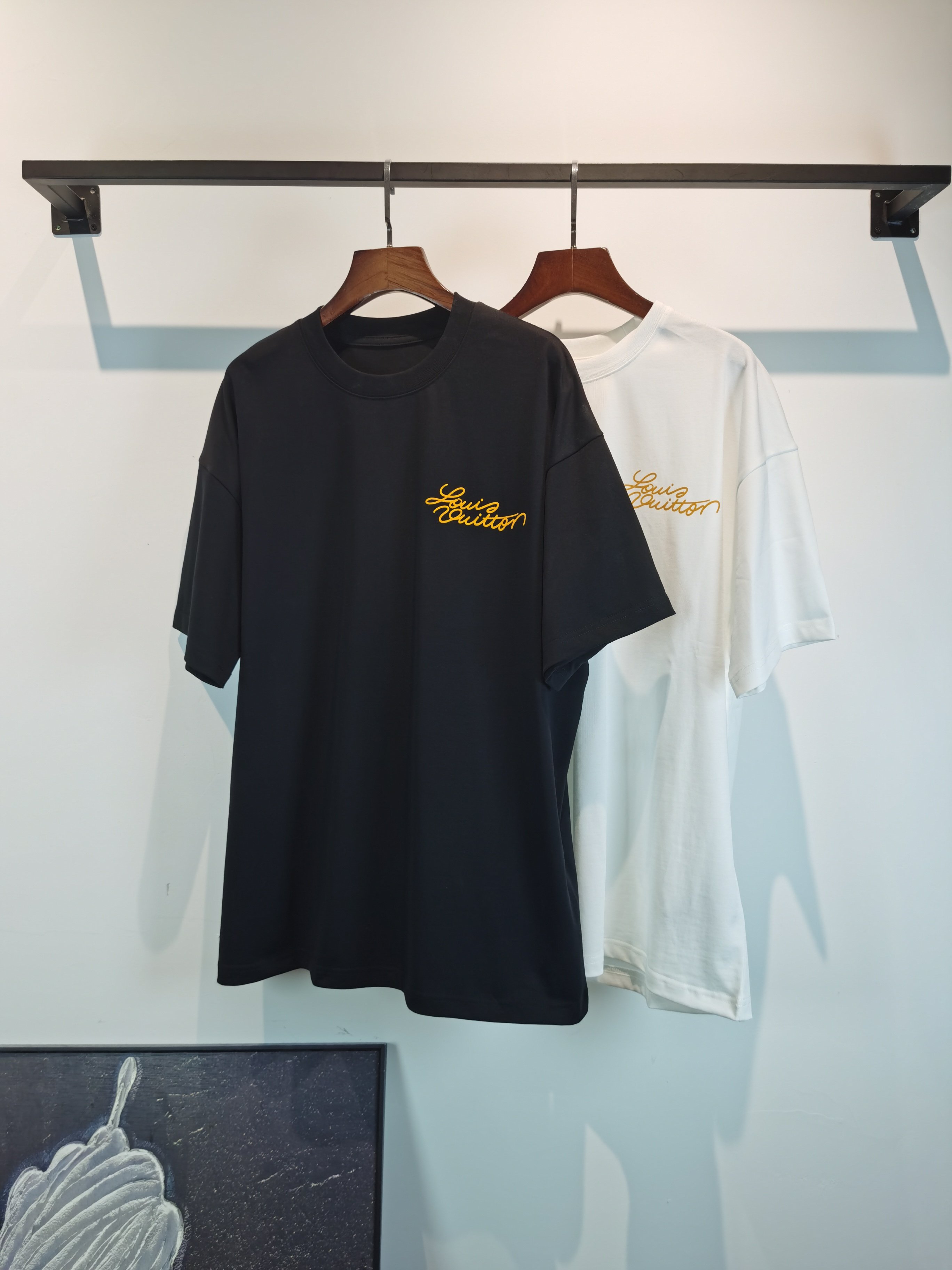 NO:904234,LOUIS VUITTON Louis Vuitton round neck short-sleeved T-shirt high-end version!  Custom-made fabrics at the counter are highly breathable and comfortable, with impeccable details and brand element design concepts, reflecting high quality. It feels delicate and soft!  It presents a casual cut and the upper body shape is awesome!  Color Black White Size M-3XL,,louis vuitton,louis vuitton,T-shirt,tees,t-shirt,19860909LOUIS VUITTON 路易威登 圆领 短袖 T恤 高端版本！专柜定制面料 透气舒适度高,细节无可挑剔,品牌元素设计理念,体现高品质.手感细腻柔软！呈现休闲裁剪,上身版型超赞！ 颜色黑色 白色 码数M-3XL,,louis vuitton,louis vuitton,T-shirt,tees，t-shirt,,Men's clothing