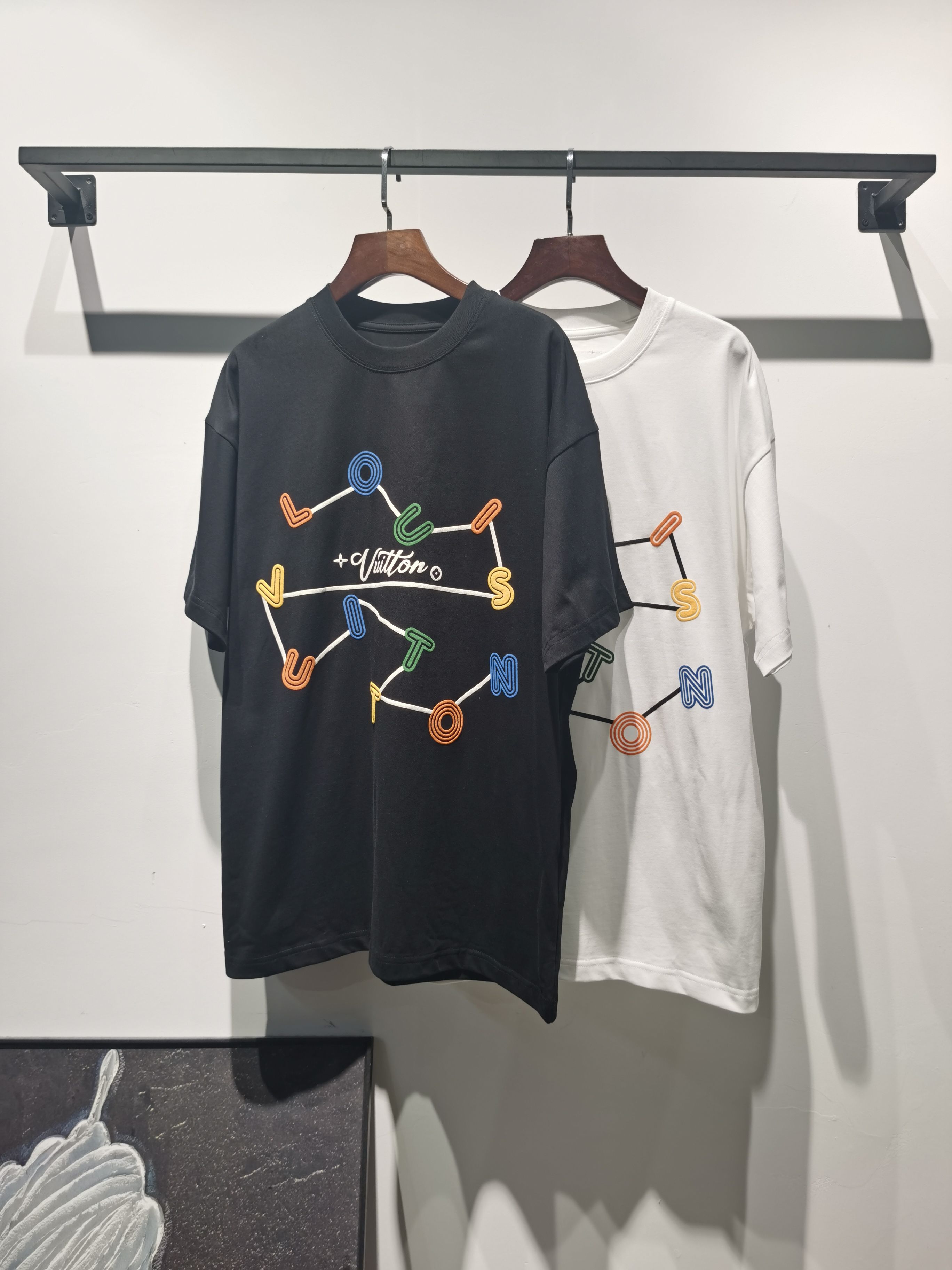 NO:858382,LOUIS VUITTON Louis Vuitton round neck short-sleeved T-shirt high-end version!  Custom-made fabrics at the counter are highly breathable and comfortable, with impeccable details and brand element design concepts, reflecting high quality. It feels delicate and soft!  It presents a casual cut and the upper body shape is awesome!  Color Black White Size M-3XL,,louis vuitton,louis vuitton,T-shirt,tees,t-shirt,19860909LOUIS VUITTON 路易威登 圆领 短袖 T恤 高端版本！专柜定制面料 透气舒适度高,细节无可挑剔,品牌元素设计理念,体现高品质.手感细腻柔软！呈现休闲裁剪,上身版型超赞！ 颜色黑色 白色 码数M-3XL,,louis vuitton,louis vuitton,T-shirt,tees，t-shirt,,Men's clothing