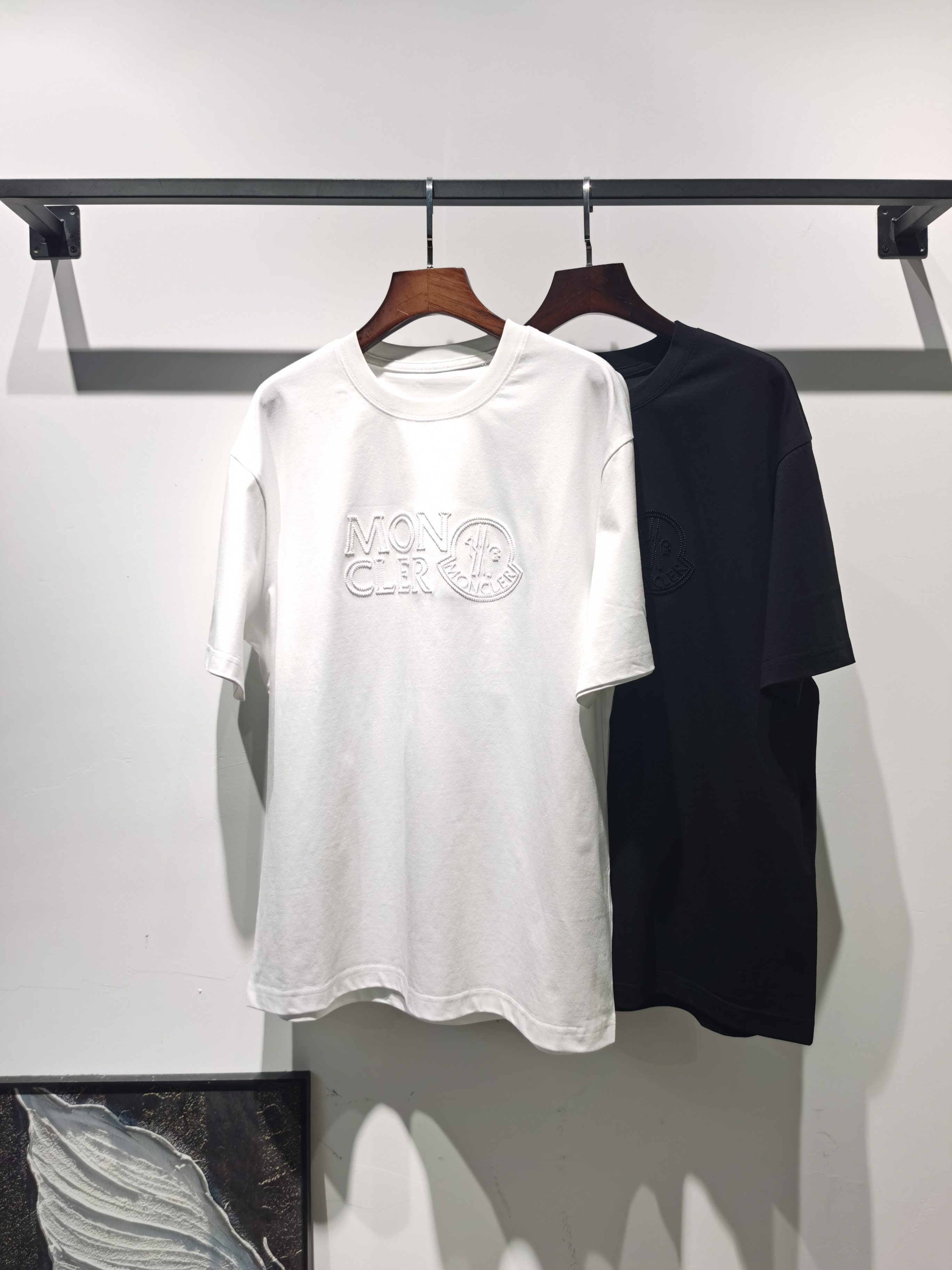 NO:858408,MONCLER covered round neck short-sleeved T-shirt high-end version!  Custom-made fabrics at the counter are highly breathable and comfortable, with impeccable details and brand element design concepts, reflecting high quality. It feels delicate and soft!  It presents a casual cut and the upper body shape is awesome!  Color Black White Size M-3XL,,Moncler,T-shirt,tees,t-shirt,19860909MONCLER 蒙口圆领 短袖 T恤 高端版本！专柜定制面料 透气舒适度高,细节无可挑剔,品牌元素设计理念,体现高品质.手感细腻柔软！呈现休闲裁剪,上身版型超赞！ 颜色黑色 白色 码数M-3XL,,Moncler,T-shirt,tees，t-shirt,,Men's clothing