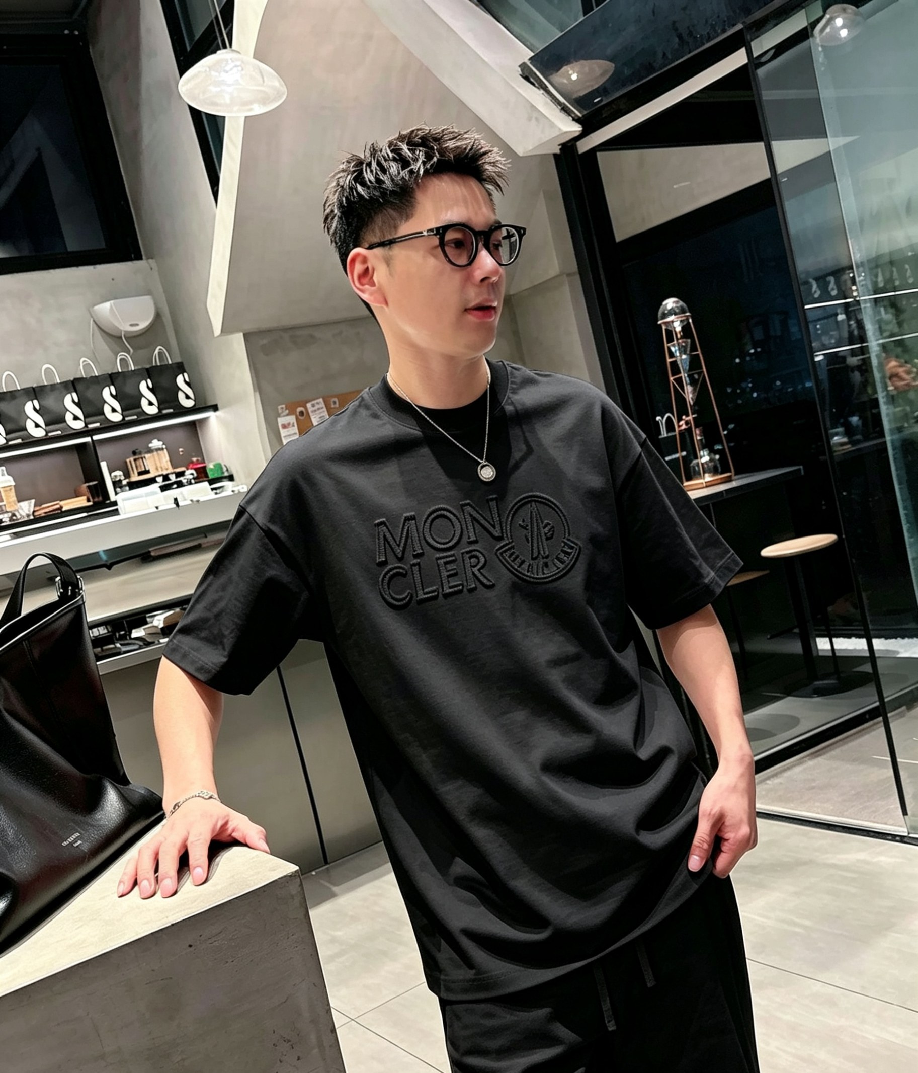 NO:858433,MONCLER covered round neck short-sleeved T-shirt high-end version!  Custom-made fabrics at the counter are highly breathable and comfortable, with impeccable details and brand element design concepts, reflecting high quality. It feels delicate and soft!  It presents a casual cut and the upper body shape is awesome!  Color Black White Size M-3XL,,Moncler,T-shirt,tees,t-shirt,19860909MONCLER 蒙口圆领 短袖 T恤 高端版本！专柜定制面料 透气舒适度高,细节无可挑剔,品牌元素设计理念,体现高品质.手感细腻柔软！呈现休闲裁剪,上身版型超赞！ 颜色黑色 白色 码数M-3XL,,Moncler,T-shirt,tees，t-shirt,,Men's clothing