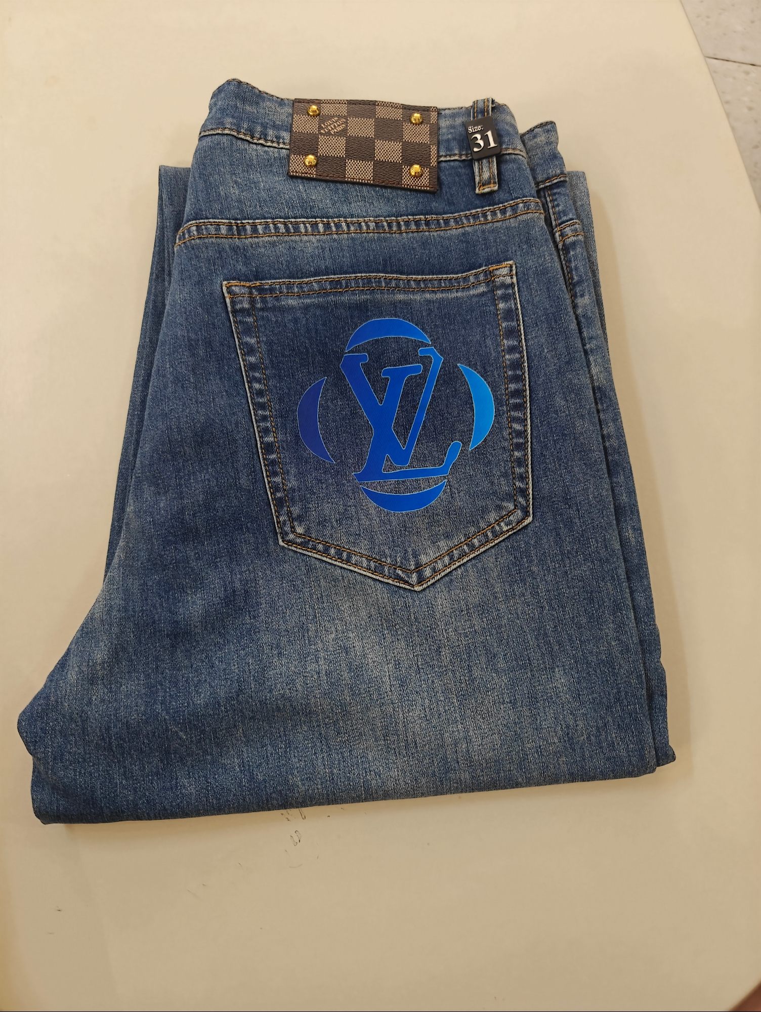 NO:904227,2026 spring and summer new jeans are available!   Louis Vuitton Louis Vuitton exclusively offers new jeans, high-end version!  Custom-made fabrics at the counter are highly breathable and comfortable, with impeccable details and brand element design concepts, reflecting high quality. It feels delicate and soft!  It presents a casual cut and the upper body shape is awesome!  Code number 29-42,,louis vuitton,louis vuitton,jeans,198609092026春夏新款牛仔裤上新！  路易威登 Lv独家专供新款 牛仔裤,高端版本！专柜定制面料 透气舒适度高,细节无可挑剔,品牌元素设计理念,体现高品质.手感细腻柔软！呈现休闲裁剪,上身版型超赞！ 码数29-42,,louis vuitton,louis vuitton,jeans,,Men's clothing