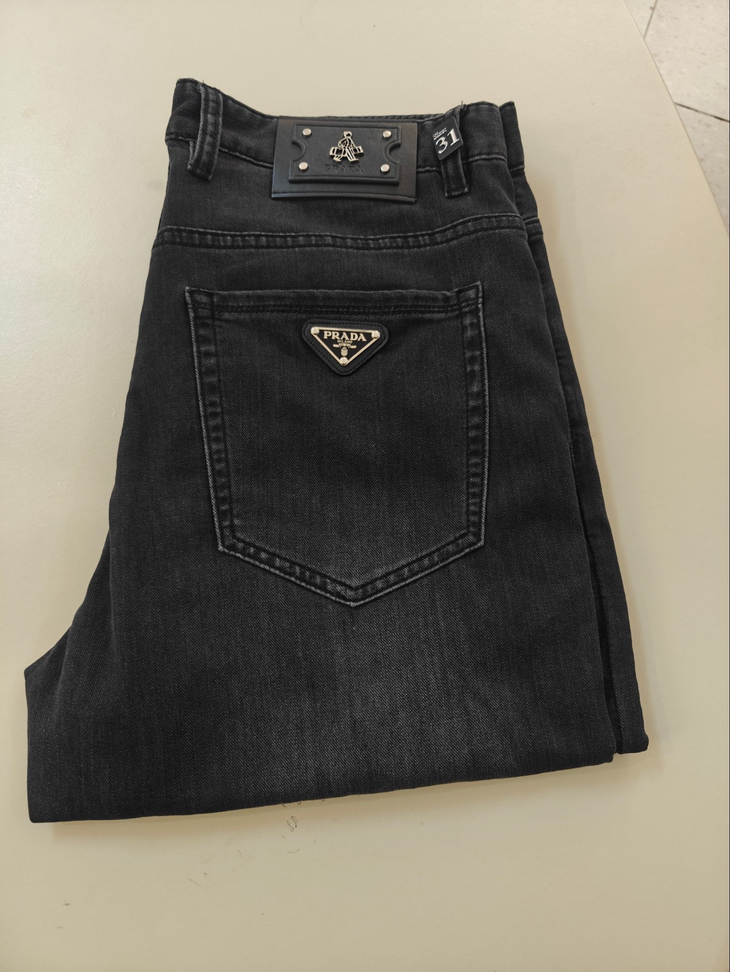 NO:904212,2026 spring and summer new jeans are available!   Prada Exclusively offers new jeans, high-end version!  Custom-made fabrics at the counter are highly breathable and comfortable, with impeccable details and brand element design concepts, reflecting high quality. It feels delicate and soft!  It presents a casual cut and the upper body shape is awesome!  Code number 29-42,,prada,prada,jeans,198609092026春夏新款牛仔裤上新！  Prada 普拉达 独家专供新款 牛仔裤,高端版本！专柜定制面料 透气舒适度高,细节无可挑剔,品牌元素设计理念,体现高品质.手感细腻柔软！呈现休闲裁剪,上身版型超赞！ 码数29-42,,prada,prada,jeans,,Men's clothing
