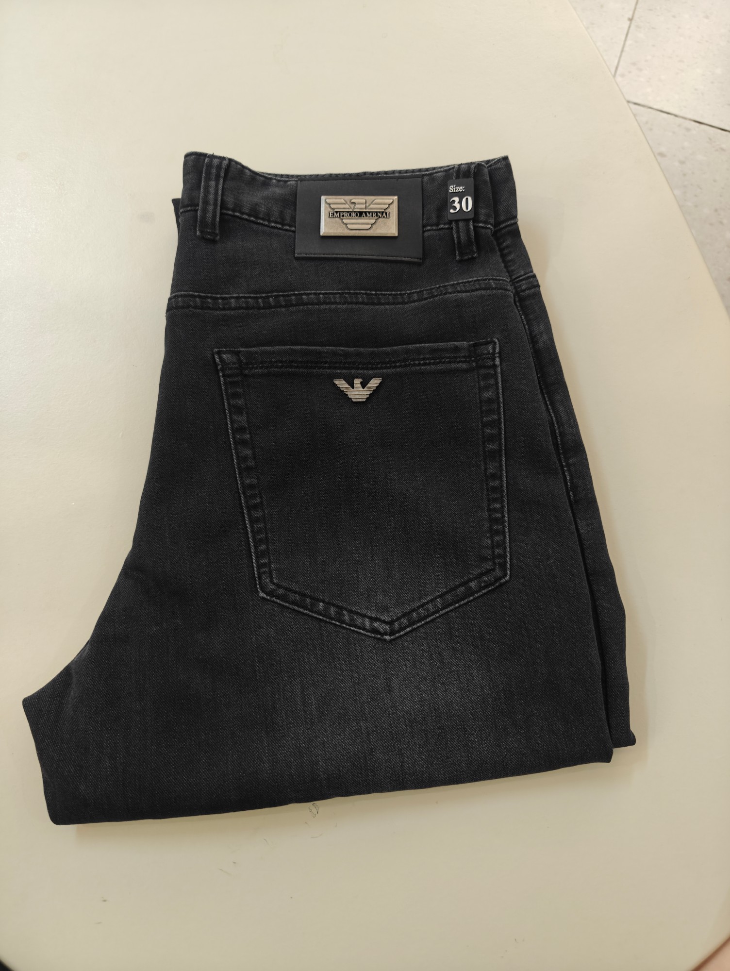NO:904276,2026 spring and summer new jeans are available!  Armani EA exclusively offers new jeans, high-end version!  Custom-made fabrics at the counter are highly breathable and comfortable, with impeccable details and brand element design concepts, reflecting high quality. It feels delicate and soft!  It presents a casual cut and the upper body shape is awesome!  Code number 29-42,,armani,jeans,198609092026春夏新款牛仔裤上新！ 阿玛尼 EA独家专供新款 牛仔裤,高端版本！专柜定制面料 透气舒适度高,细节无可挑剔,品牌元素设计理念,体现高品质.手感细腻柔软！呈现休闲裁剪,上身版型超赞！ 码数29-42,,armani,jeans,,Men's clothing