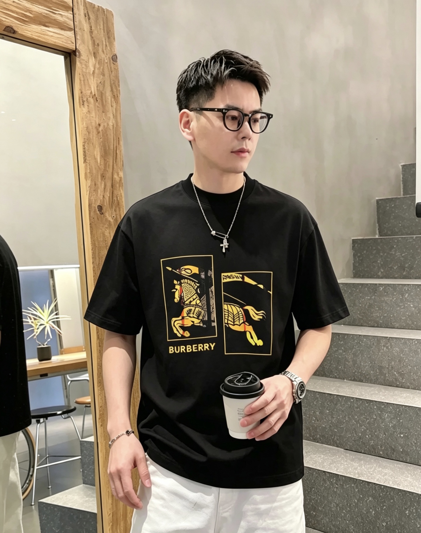 NO:908810,Burberry round neck short-sleeved T-shirt high-end version!  Custom-made fabrics at the counter are highly breathable and comfortable, with impeccable details and brand element design concepts, reflecting high quality. It feels delicate and soft!  It presents a casual cut and the upper body shape is awesome!  Color black white Size M-3XL (recommended height and weight), burberry, burberry, T-shirt, tees, t-shirt,19860909Burberry 巴宝莉 圆领 短袖 T恤 高端版本！专柜定制面料 透气舒适度高,细节无可挑剔,品牌元素设计理念,体现高品质.手感细腻柔软！呈现休闲裁剪,上身版型超赞！ 颜色黑色 白色  码数M-3XL（建议身高体重）,,burberry,burberry,T-shirt,tees，t-shirt,,Men's clothing