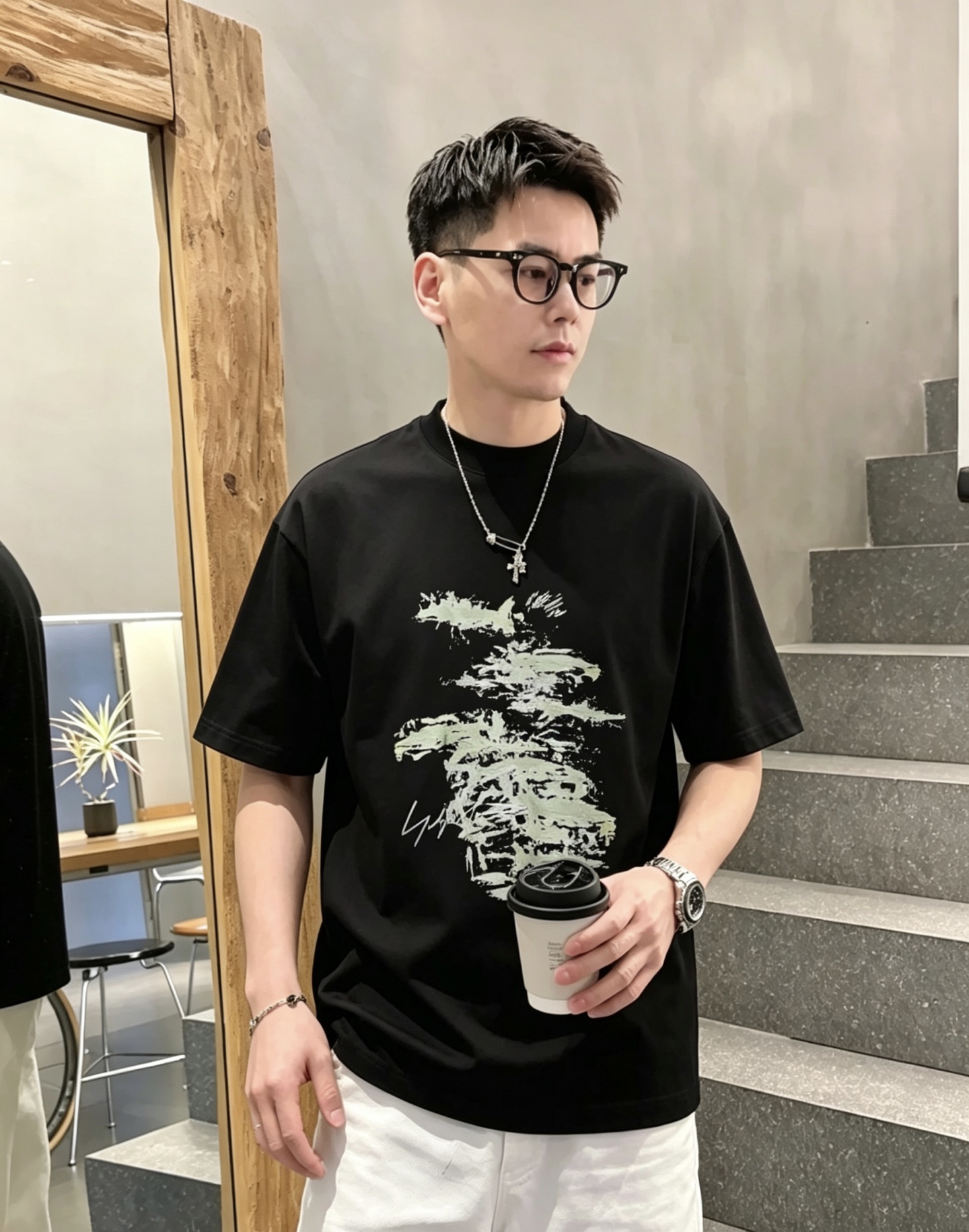 NO:908845,Y-3 Yohji Yamamoto round neck short-sleeved T-shirt high-end version!  Custom-made fabrics at the counter are highly breathable and comfortable, with impeccable details and brand element design concepts, reflecting high quality. It feels delicate and soft!  It presents a casual cut and the upper body shape is awesome!  Color Black White Size M-3XL (recommended height and weight), T-shirt, tees, t-shirt,19860909Y-3 山本耀司 圆领 短袖 T恤 高端版本！专柜定制面料 透气舒适度高,细节无可挑剔,品牌元素设计理念,体现高品质.手感细腻柔软！呈现休闲裁剪,上身版型超赞！ 颜色黑色 白色  码数M-3XL（建议身高体重）,,T-shirt,tees，t-shirt,,Men's clothing