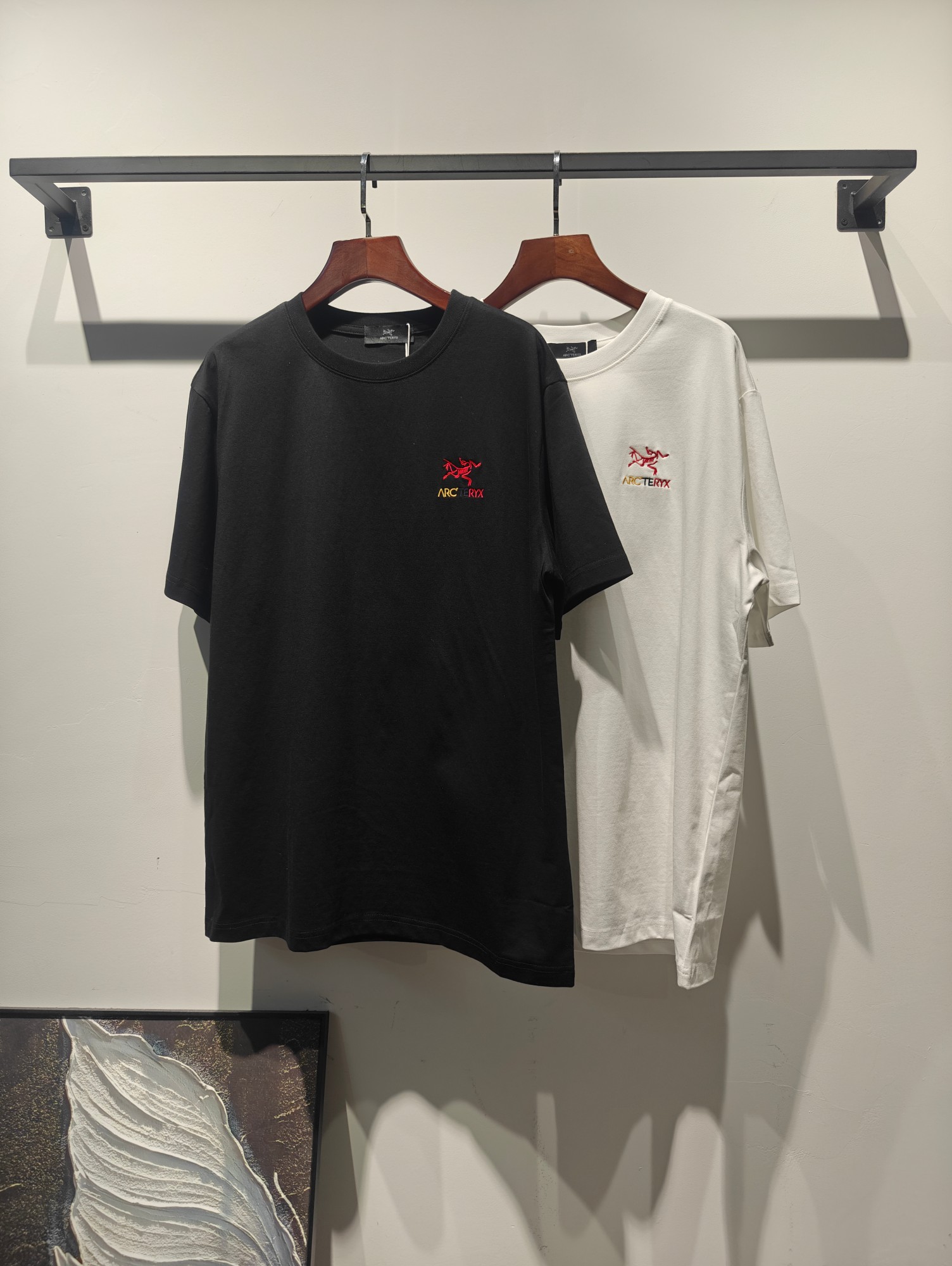 NO:904213,ARCTERYX Arc'teryx Small Embroidery 2026 new embroidered short-sleeved T-shirt is available for pre-sale!  On sale on overseas official website!  Made of pure cotton double yarn fabric, it feels soft and delicate, the color and gloss are super positive, and the upper body is comfortable and breathable!  Customized threads on the neckline, precision double-needle patchwork, through-shoulder zipper chain bottom, durable and non-deformable, with first-class texture!  This classic round-neck T-shirt is decorated with a highly recognizable logo print on the chest. The three-dimensional and fine detail processing injects a casual charm into the whole, casual and natural, and highly recognizable!  Produced by a large factory, with fine workmanship and complete three standards!  Classic round neck basic model, the version is quite wide and full!  The upper body is fashionable, relaxed and stylish, and the atmosphere is instantly filled!  Same style for men and women!  Size S-2XL Color black white,arc'teryx,T-shirt,tees,t-shirt,19860909ARCTERYX 始祖鸟小刺绣 2026新款刺绣短袖T恤预售出货！ 海外官网在售！ 采用纯棉双纱面料,手感柔软细腻,颜色光泽度都超正,上身舒适透气！领口定织螺纹,精密双针拼缝,通肩拉锁链底耐穿不变形,质感一流！ 这款经典的圆领 T 恤胸前饰有高辨识度的logo印花,立体精细的细节处理,为整体注入一分闲适韵味,休闲自然,超高辨识度！ 大厂出品,做工精细,三标齐全！ 经典圆领基础款,版型挺阔饱满！ 上身时髦 轻松有格调 氛围感一下子拉满！ 男女同款！ 码数S-2XL 颜色黑色 白色,arc'teryx,T-shirt,tees，t-shirt,,Men's clothing