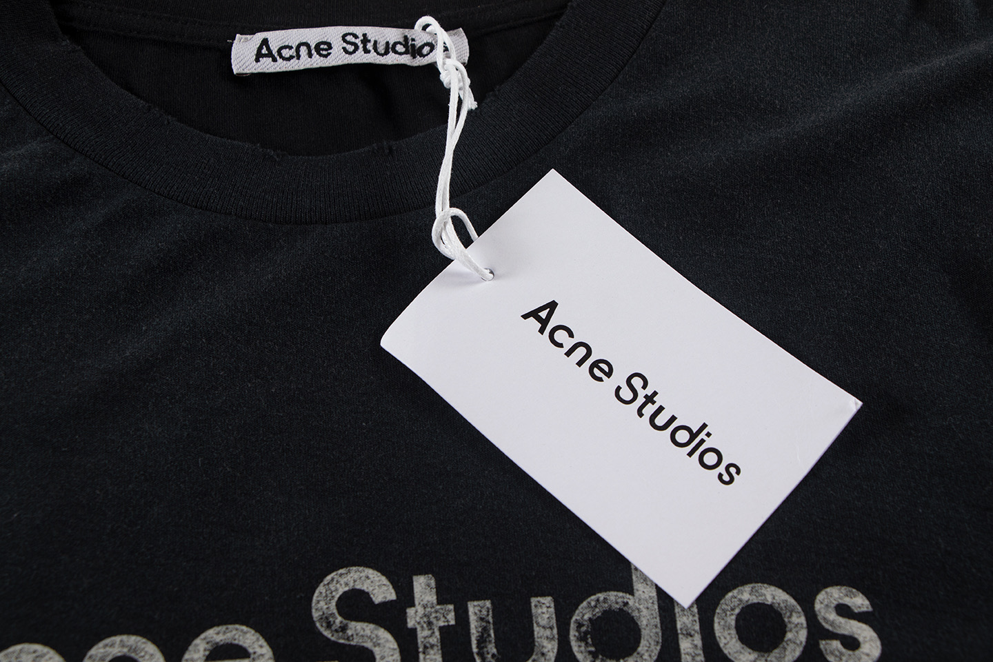 Acne 1996 Short Sleeve Collection: Comfortable, Stylish, and Gender-Neutral Options - 图片 4