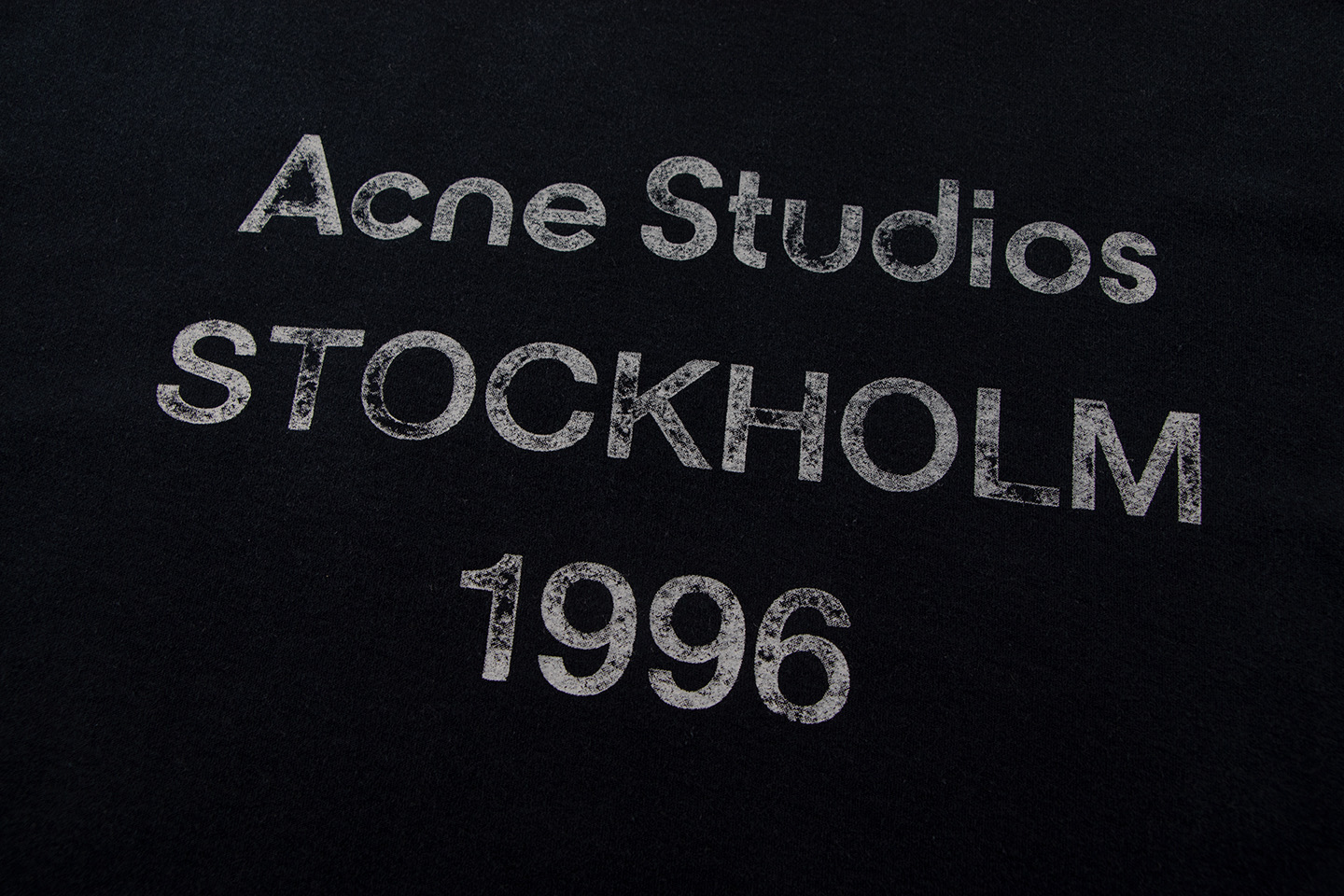 Acne 1996 Short Sleeve Collection: Comfortable, Stylish, and Gender-Neutral Options - 图片 2