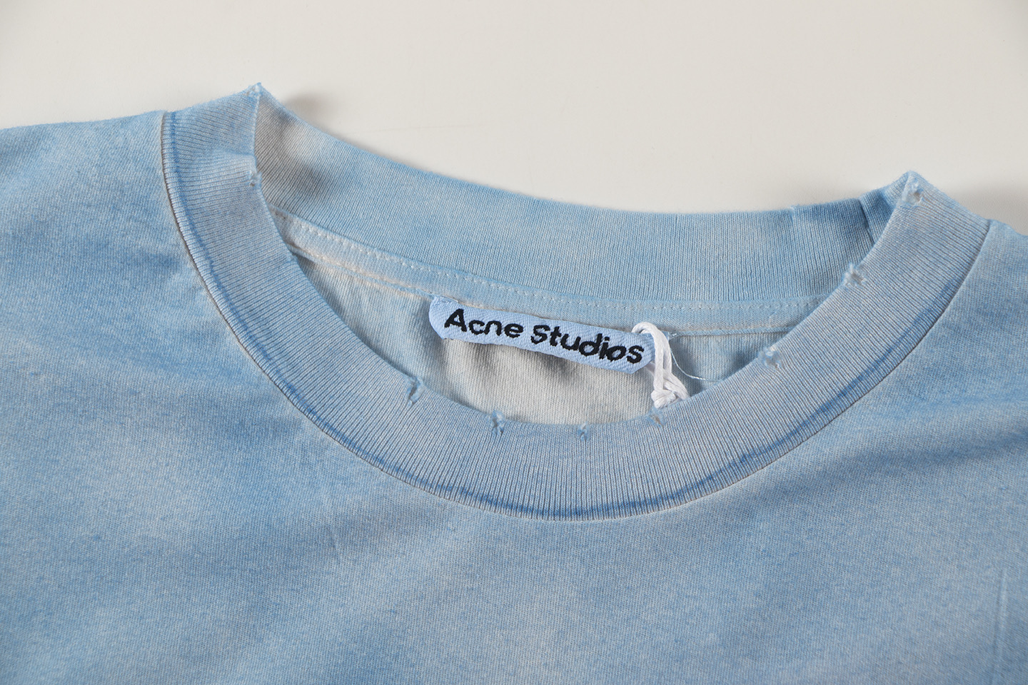 “Acne 1996 Collection: 25 Stylish Dirty Short Sleeves for Summer Fashion” - 图片 7
