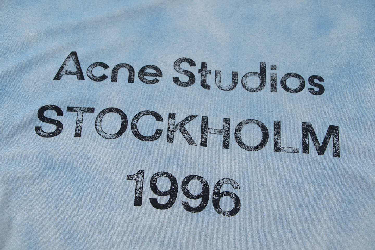“Acne 1996 Collection: 25 Stylish Dirty Short Sleeves for Summer Fashion” - 图片 5