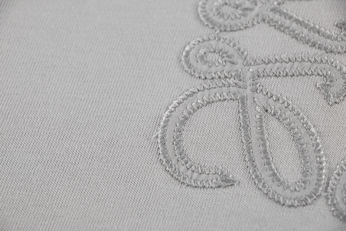 Stylish Loewe Embroidered Short Sleeves in Cotton-Cream Fabric, Various Colors, Positive Reviews - 图片 3