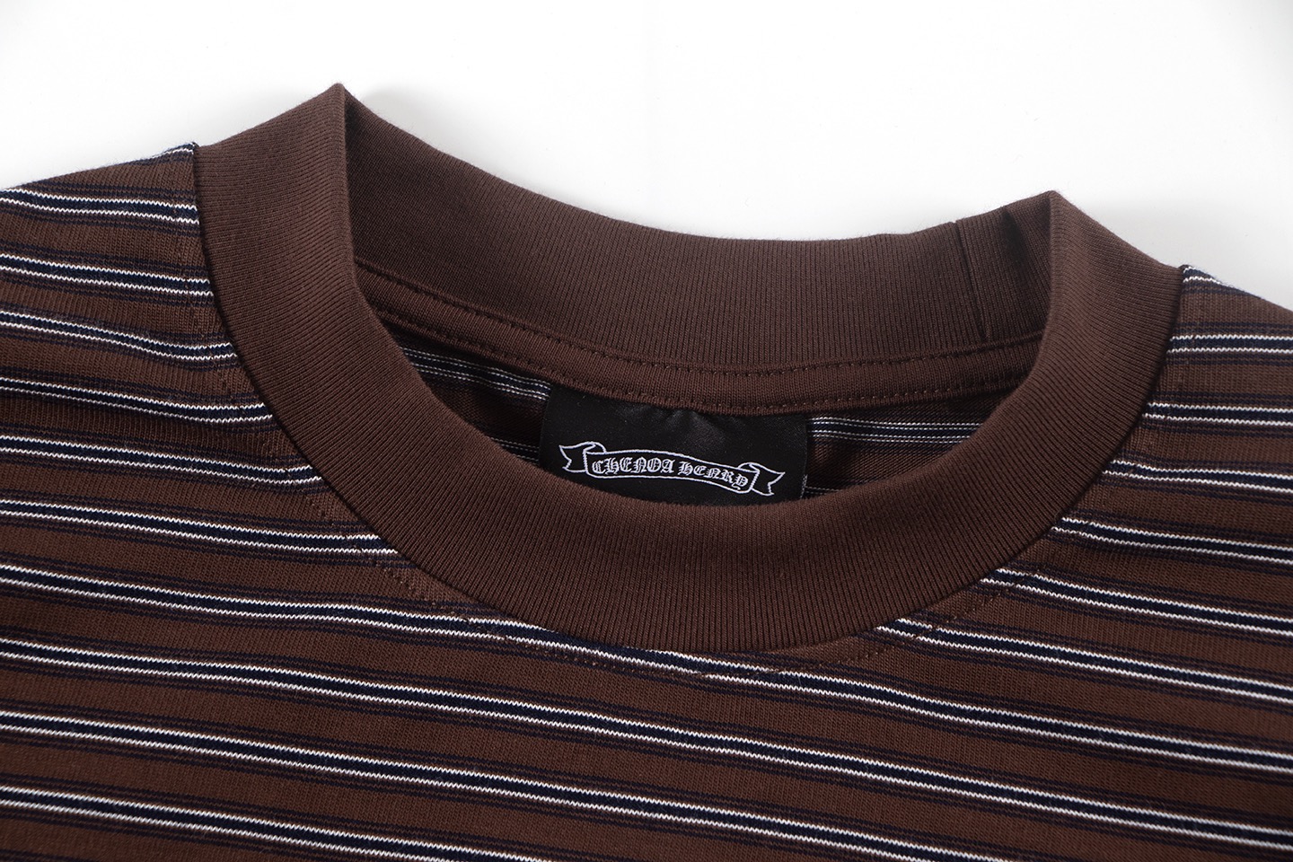 P125 𝗖𝗛克罗❤️2025秋冬季马蹄十字3D印胶黑白条纹情侣休闲长袖
👑最高版本！定制面料320克面料！马蹄十字贴胶
颜色：咖色
尺码：S M L XL
