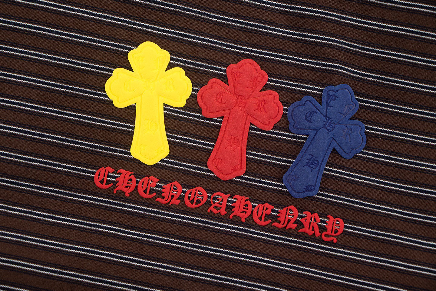 P125 𝗖𝗛克罗❤️2025秋冬季马蹄十字3D印胶黑白条纹情侣休闲长袖
👑最高版本！定制面料320克面料！马蹄十字贴胶
颜色：咖色
尺码：S M L XL
