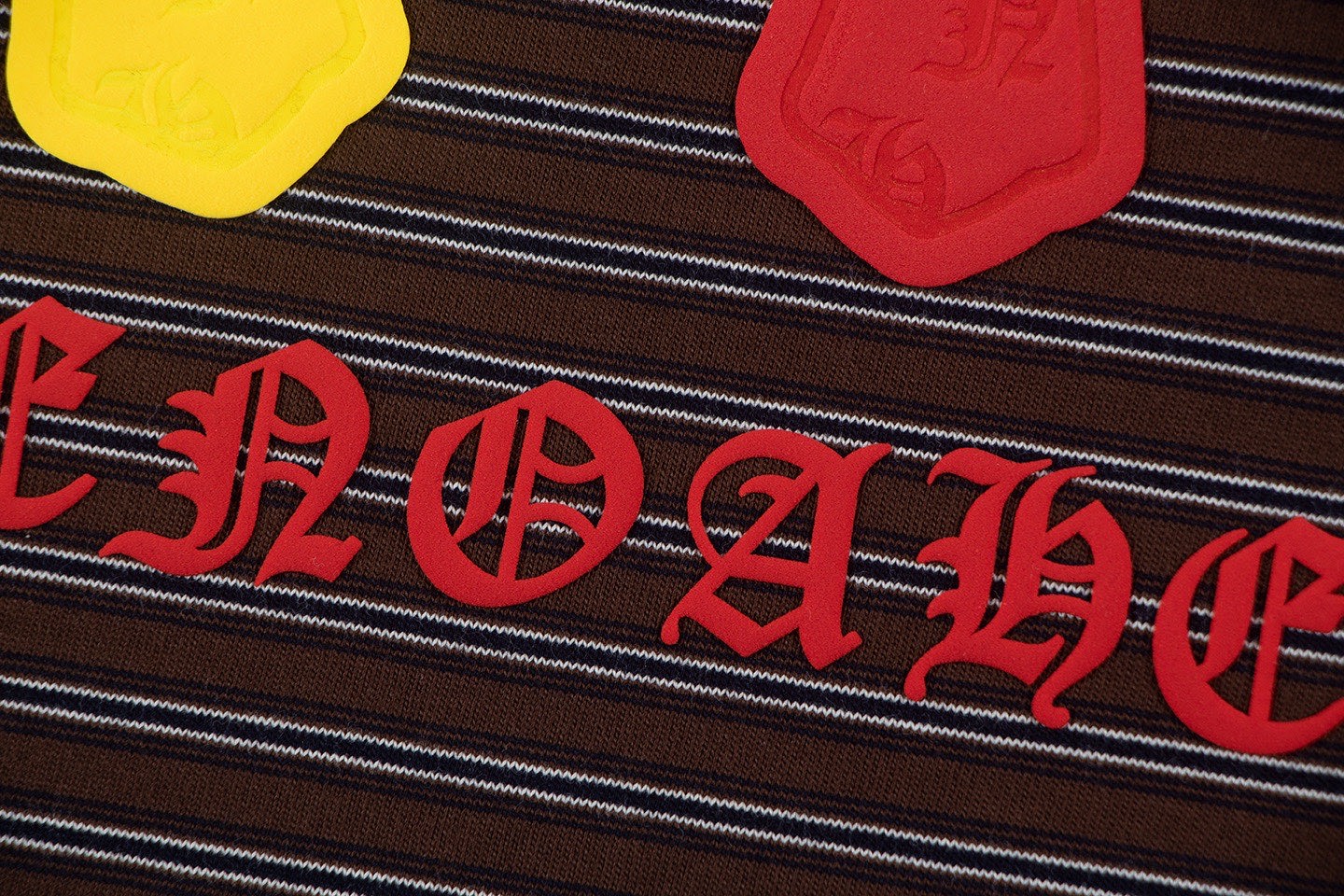 P125 𝗖𝗛克罗❤️2025秋冬季马蹄十字3D印胶黑白条纹情侣休闲长袖
👑最高版本！定制面料320克面料！马蹄十字贴胶
颜色：咖色
尺码：S M L XL
