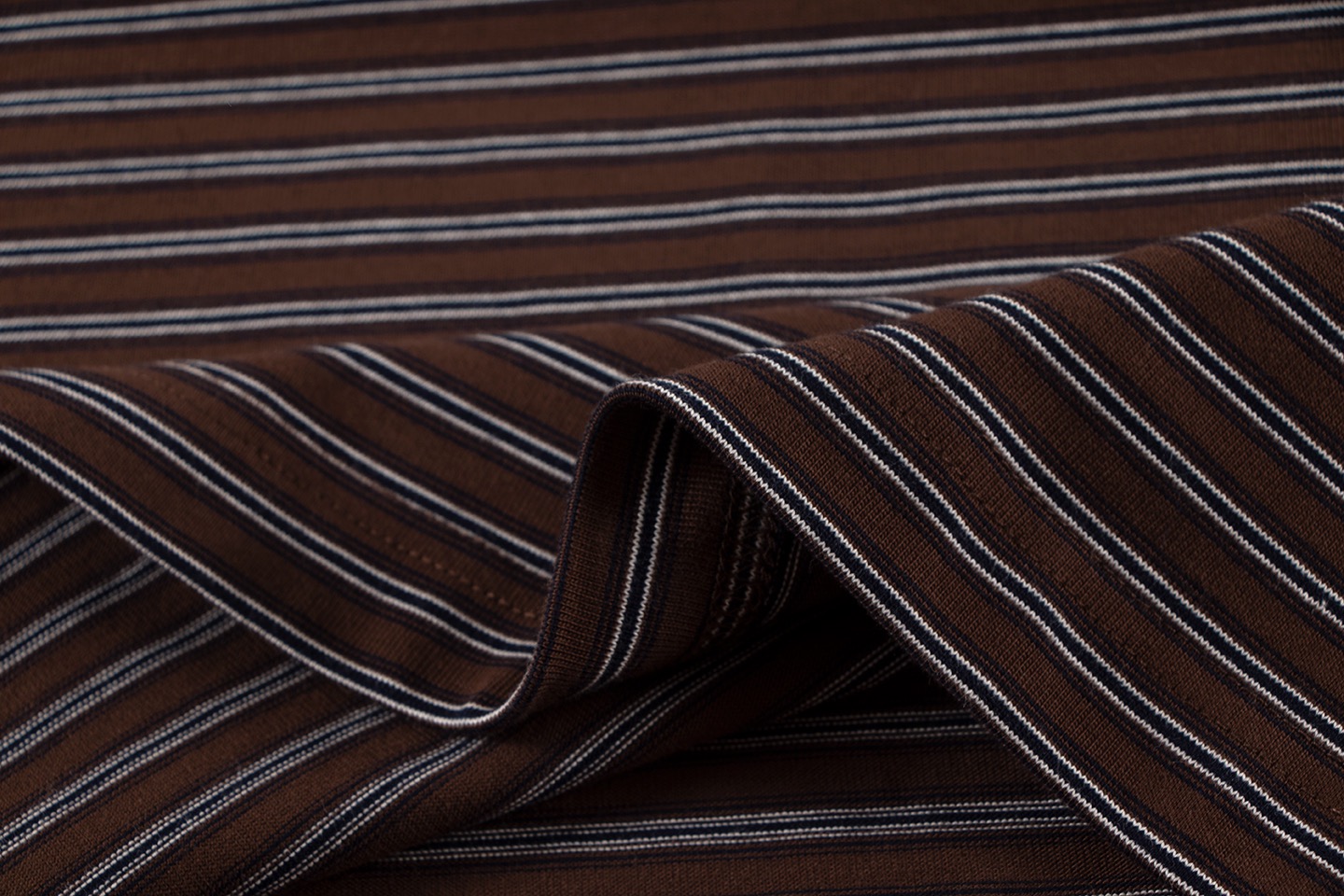 P125 𝗖𝗛克罗❤️2025秋冬季马蹄十字3D印胶黑白条纹情侣休闲长袖
👑最高版本！定制面料320克面料！马蹄十字贴胶
颜色：咖色
尺码：S M L XL
