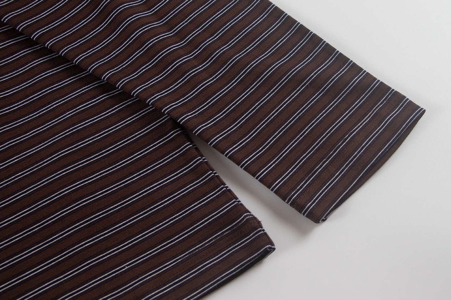 P125 𝗖𝗛克罗❤️2025秋冬季马蹄十字3D印胶黑白条纹情侣休闲长袖
👑最高版本！定制面料320克面料！马蹄十字贴胶
颜色：咖色
尺码：S M L XL
