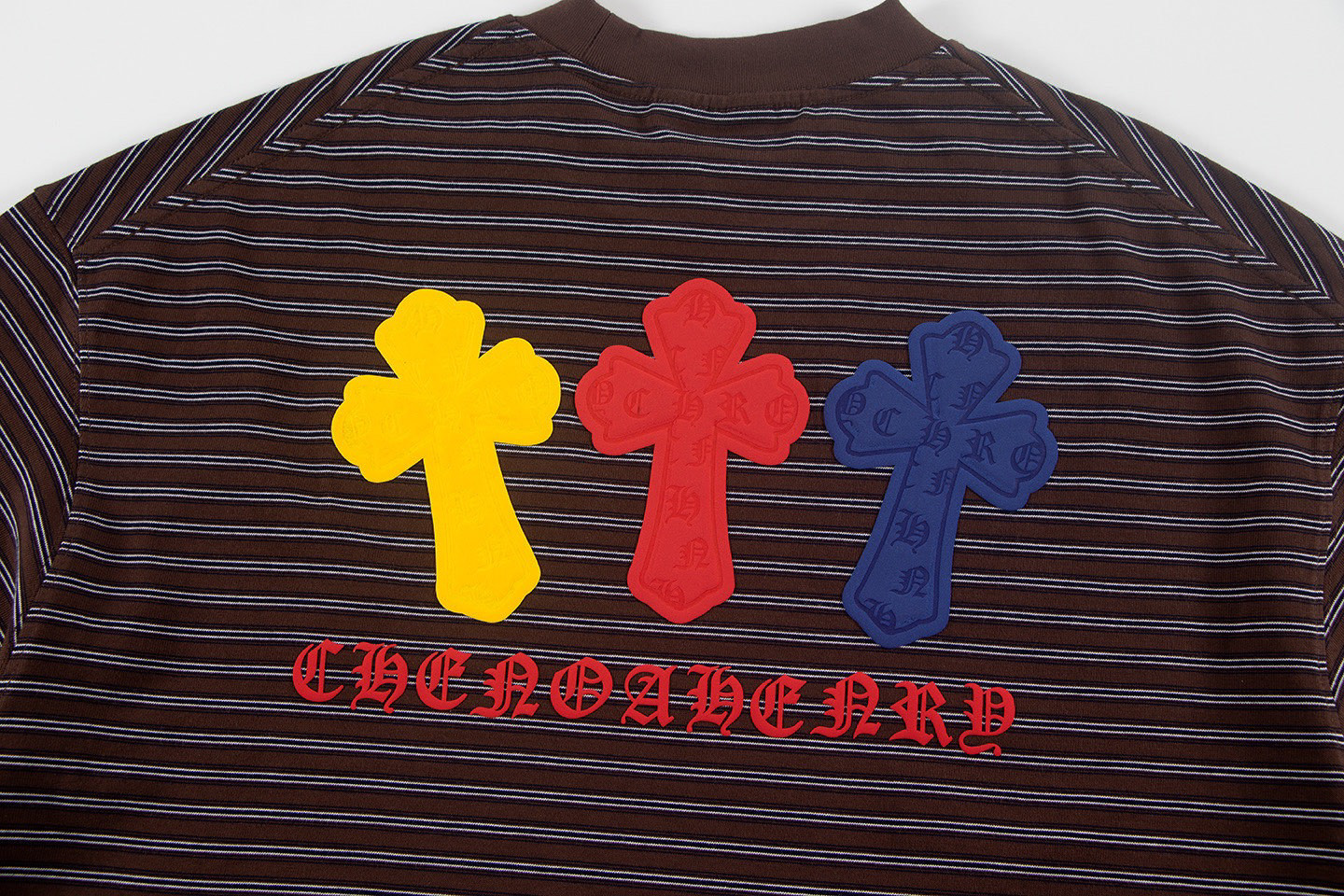 P125 𝗖𝗛克罗❤️2025秋冬季马蹄十字3D印胶黑白条纹情侣休闲长袖
👑最高版本！定制面料320克面料！马蹄十字贴胶
颜色：咖色
尺码：S M L XL
