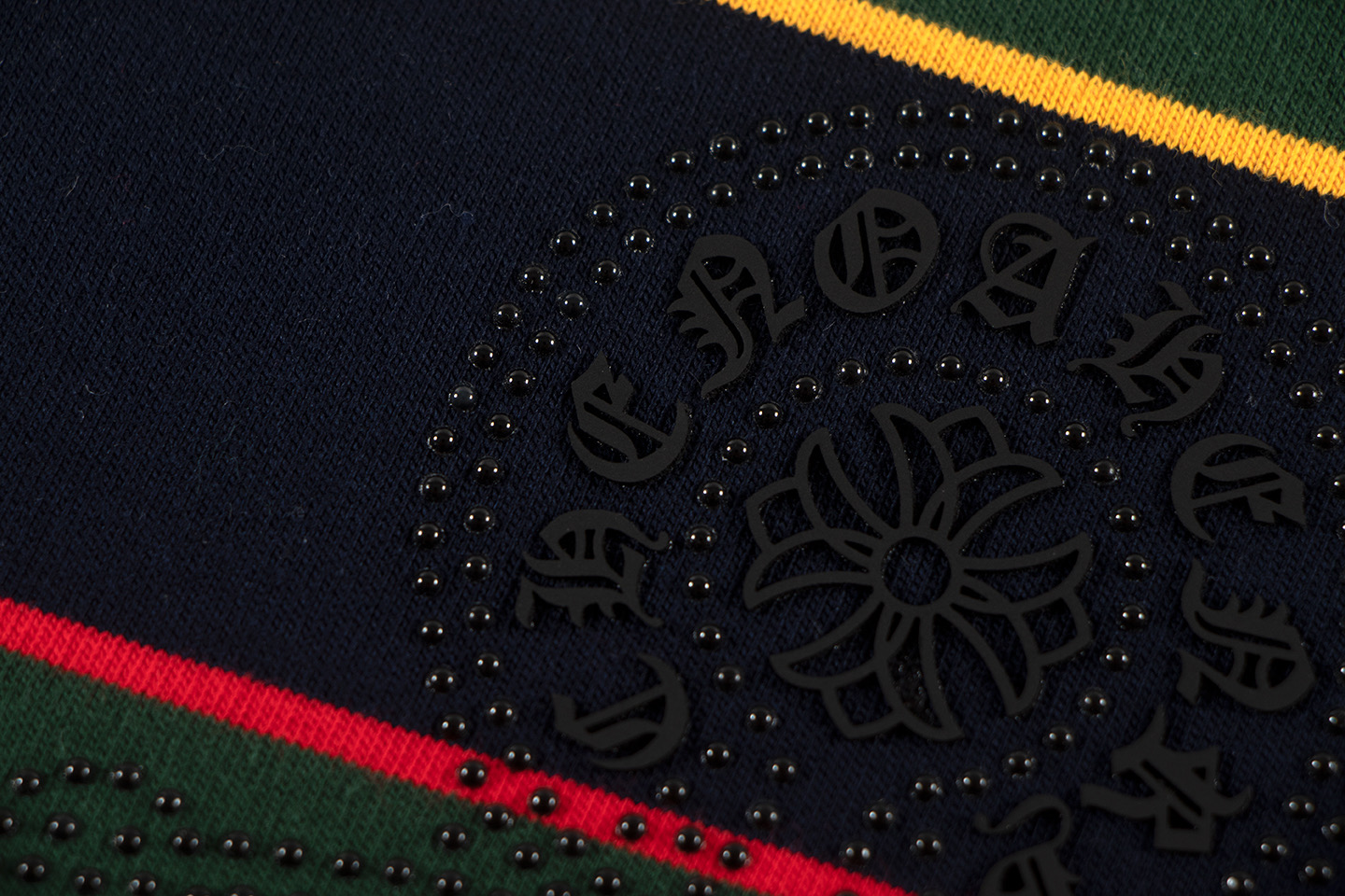 P130 𝗖𝗛克罗❤️2025秋冬季马蹄十字3D印胶黑白条纹情侣休闲长袖
👑最高版本！定制面料320克面料！马蹄十字贴胶
颜色：棕色 墨绿
尺码：S M L XL
