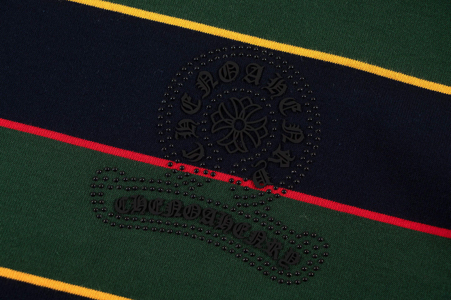 P130 𝗖𝗛克罗❤️2025秋冬季马蹄十字3D印胶黑白条纹情侣休闲长袖
👑最高版本！定制面料320克面料！马蹄十字贴胶
颜色：棕色 墨绿
尺码：S M L XL
