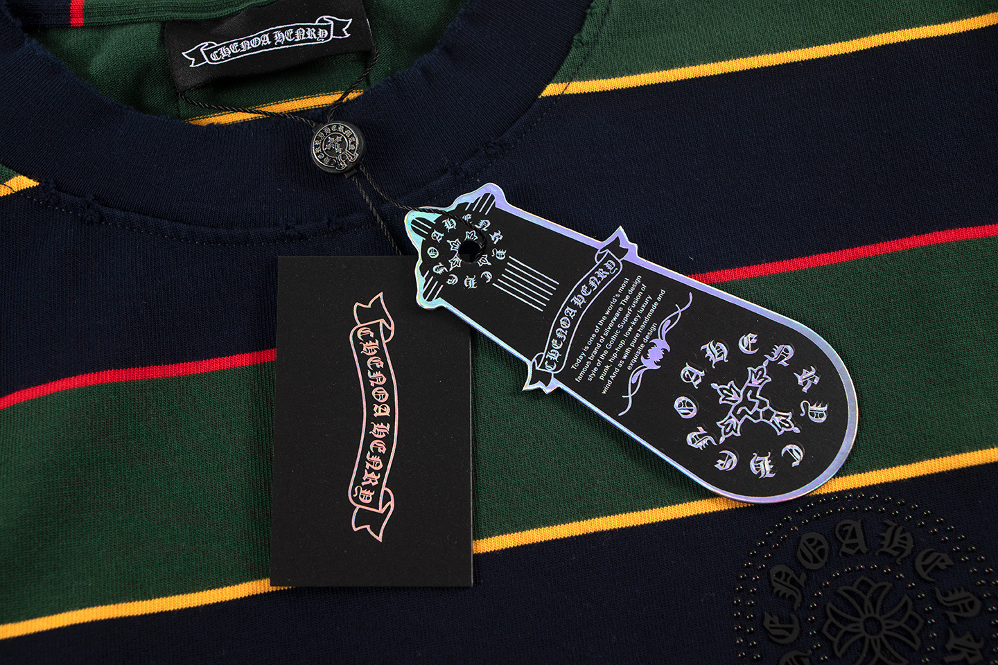 P130 𝗖𝗛克罗❤️2025秋冬季马蹄十字3D印胶黑白条纹情侣休闲长袖
👑最高版本！定制面料320克面料！马蹄十字贴胶
颜色：棕色 墨绿
尺码：S M L XL
