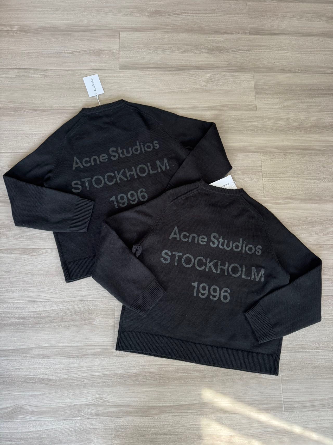 💰185 Acne Studios 2025最新出了一个黑夜系列一开始我被Acne吸引的,就是他们的简约和慵懒感。
这个黑夜系列绝对是这个秋冬必入的单品, Black on black的logo非常低调。
套头羊毛针织非常亲肤,是一贯Acne较宽松的版型。
搭配靴子,牛仔裤的最佳单品。
面料1:1百分之五十羊毛+百分之五十耗牛毛,原版品质正品级
尺码:XS S M L