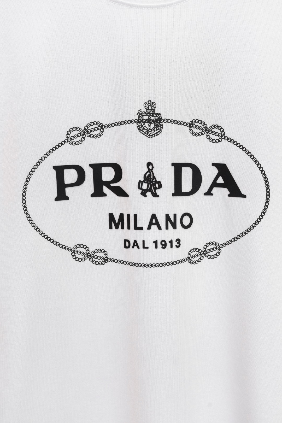 P100 挂拍图 顶级版本
PRADA 圆领T恤 这款常规版男士圆领T恤采用精美胸前印花+压胶打造,一贯以新颖方式重释的标志性Prada三角形徽标化身,彰显与众不同的品牌格调。以流线和饱满廓形的混搭刻画现代男女士形象,呈现与传统既同步又相背的视角
尺码:XS S M L