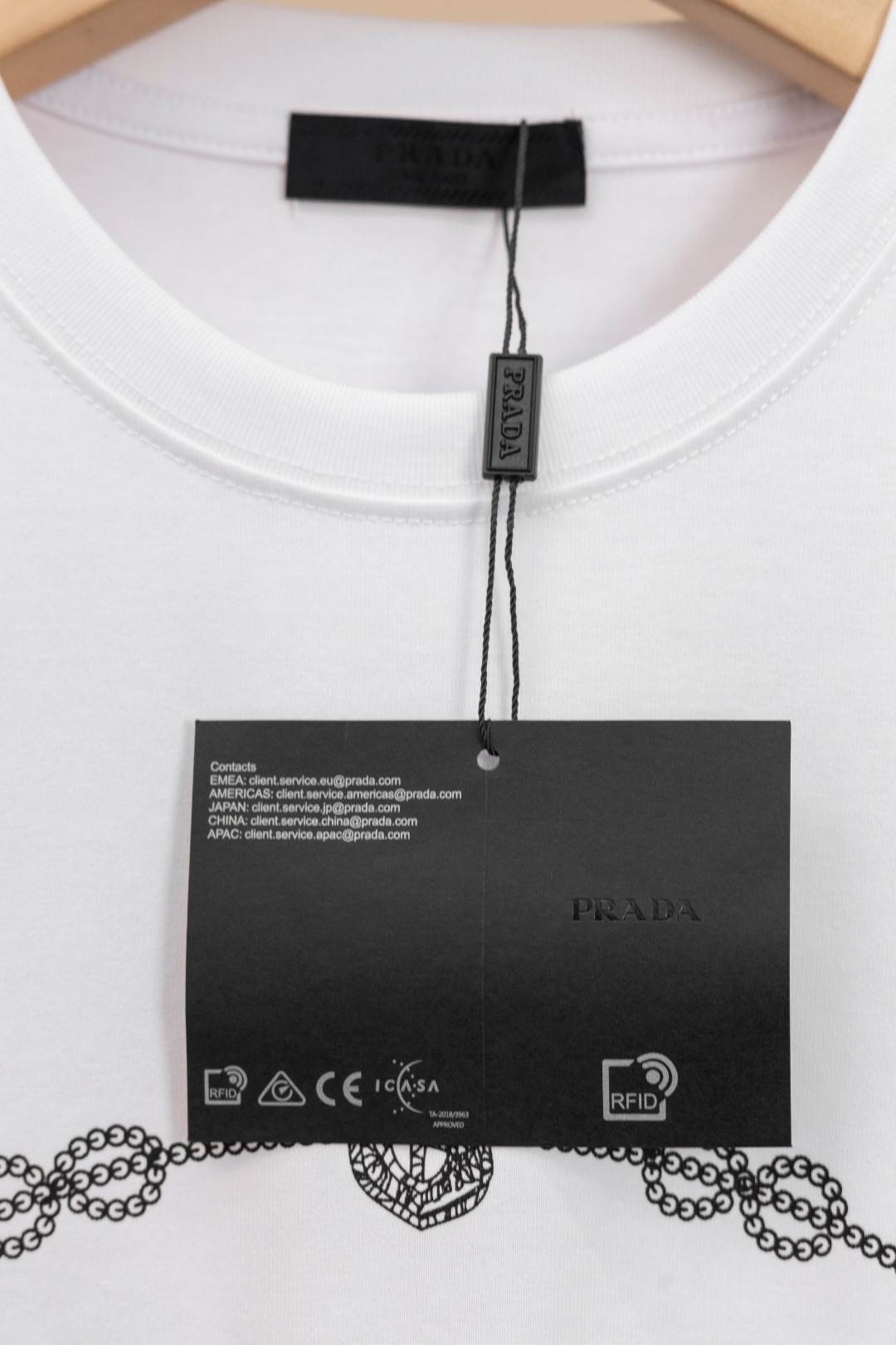 P100 挂拍图 顶级版本
PRADA 圆领T恤 这款常规版男士圆领T恤采用精美胸前印花+压胶打造,一贯以新颖方式重释的标志性Prada三角形徽标化身,彰显与众不同的品牌格调。以流线和饱满廓形的混搭刻画现代男女士形象,呈现与传统既同步又相背的视角
尺码:XS S M L