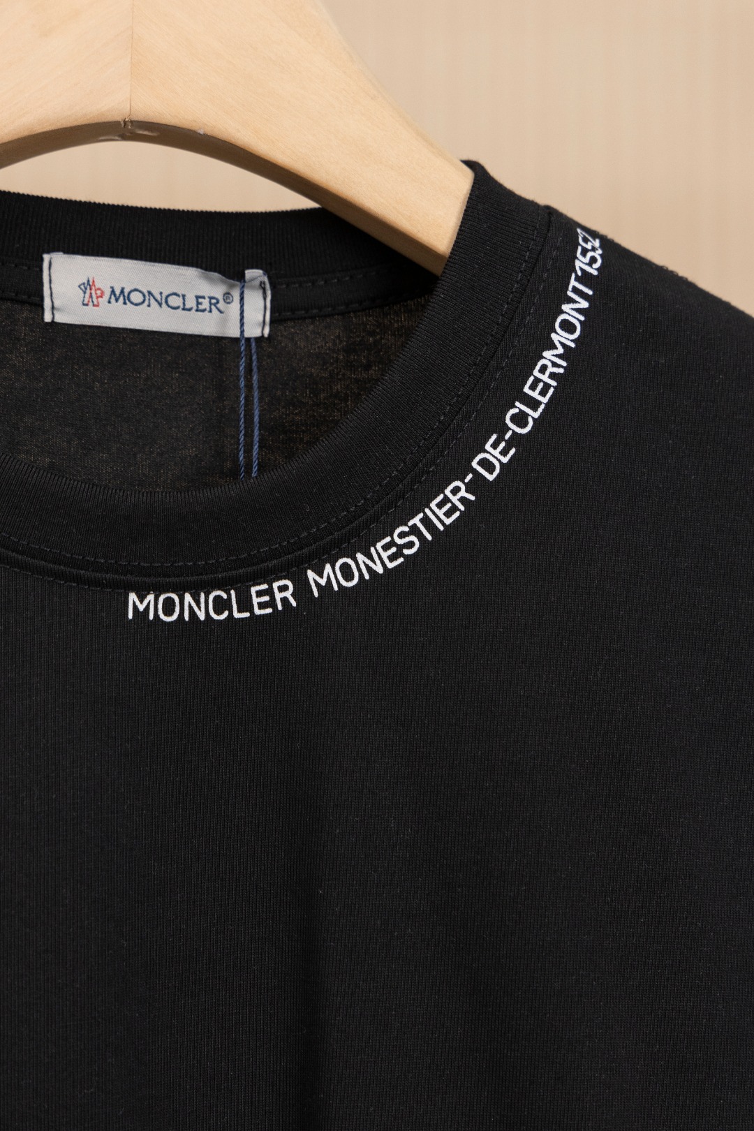 P95 挂拍图 顶级版本
MONCLER 蒙口新款标志性字母LOGO 章仔LOGO手臂
moncler标识点缀于领口 仿佛艺术家的灵魂印记 辨识度拉满 低调中蕴含着无尽的故事与格调 无需多言 穿搭的尽头是极简
Logo标识精致升级,
原版面料 官方同款 短袖T恤
定制270克同缸染面料 手感非常舒服
春夏砖柜同步 时尚又个性 超级百搭好看
男女都非常合适 人手必备款
吊牌 领标 水洗麦 三标齐全
颜色: 黑色 白色
尺码:XS~L