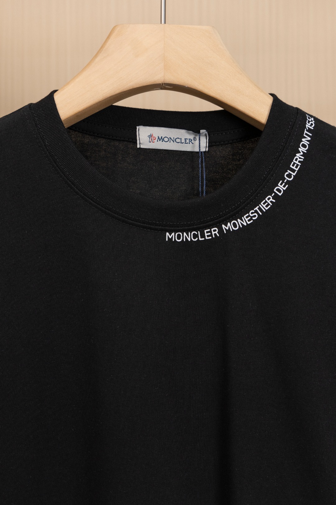 P95 挂拍图 顶级版本
MONCLER 蒙口新款标志性字母LOGO 章仔LOGO手臂
moncler标识点缀于领口 仿佛艺术家的灵魂印记 辨识度拉满 低调中蕴含着无尽的故事与格调 无需多言 穿搭的尽头是极简
Logo标识精致升级,
原版面料 官方同款 短袖T恤
定制270克同缸染面料 手感非常舒服
春夏砖柜同步 时尚又个性 超级百搭好看
男女都非常合适 人手必备款
吊牌 领标 水洗麦 三标齐全
颜色: 黑色 白色
尺码:XS~L