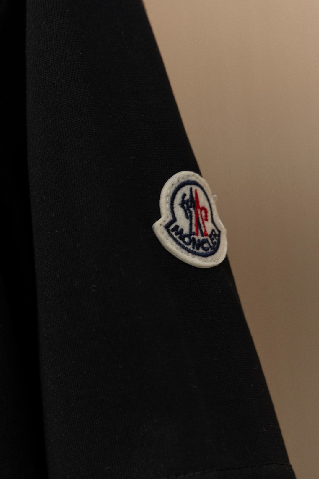 P95 挂拍图 顶级版本
MONCLER 蒙口新款标志性字母LOGO 章仔LOGO手臂
moncler标识点缀于领口 仿佛艺术家的灵魂印记 辨识度拉满 低调中蕴含着无尽的故事与格调 无需多言 穿搭的尽头是极简
Logo标识精致升级,
原版面料 官方同款 短袖T恤
定制270克同缸染面料 手感非常舒服
春夏砖柜同步 时尚又个性 超级百搭好看
男女都非常合适 人手必备款
吊牌 领标 水洗麦 三标齐全
颜色: 黑色 白色
尺码:XS~L