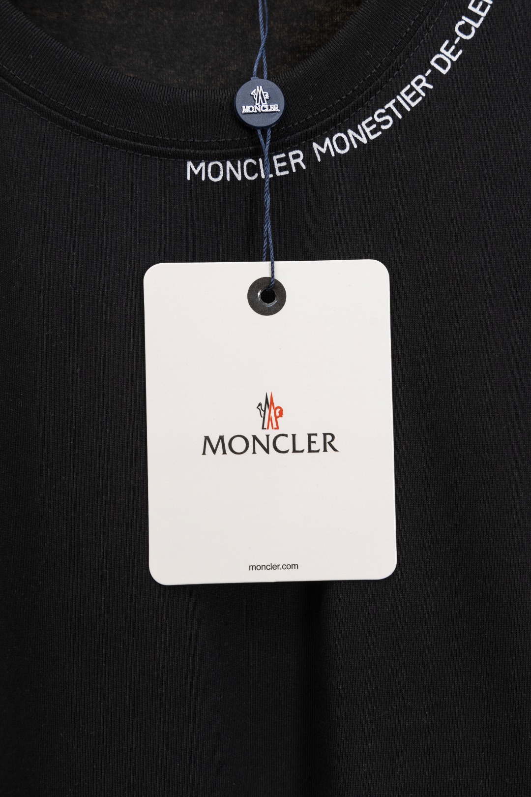 P95 挂拍图 顶级版本
MONCLER 蒙口新款标志性字母LOGO 章仔LOGO手臂
moncler标识点缀于领口 仿佛艺术家的灵魂印记 辨识度拉满 低调中蕴含着无尽的故事与格调 无需多言 穿搭的尽头是极简
Logo标识精致升级,
原版面料 官方同款 短袖T恤
定制270克同缸染面料 手感非常舒服
春夏砖柜同步 时尚又个性 超级百搭好看
男女都非常合适 人手必备款
吊牌 领标 水洗麦 三标齐全
颜色: 黑色 白色
尺码:XS~L