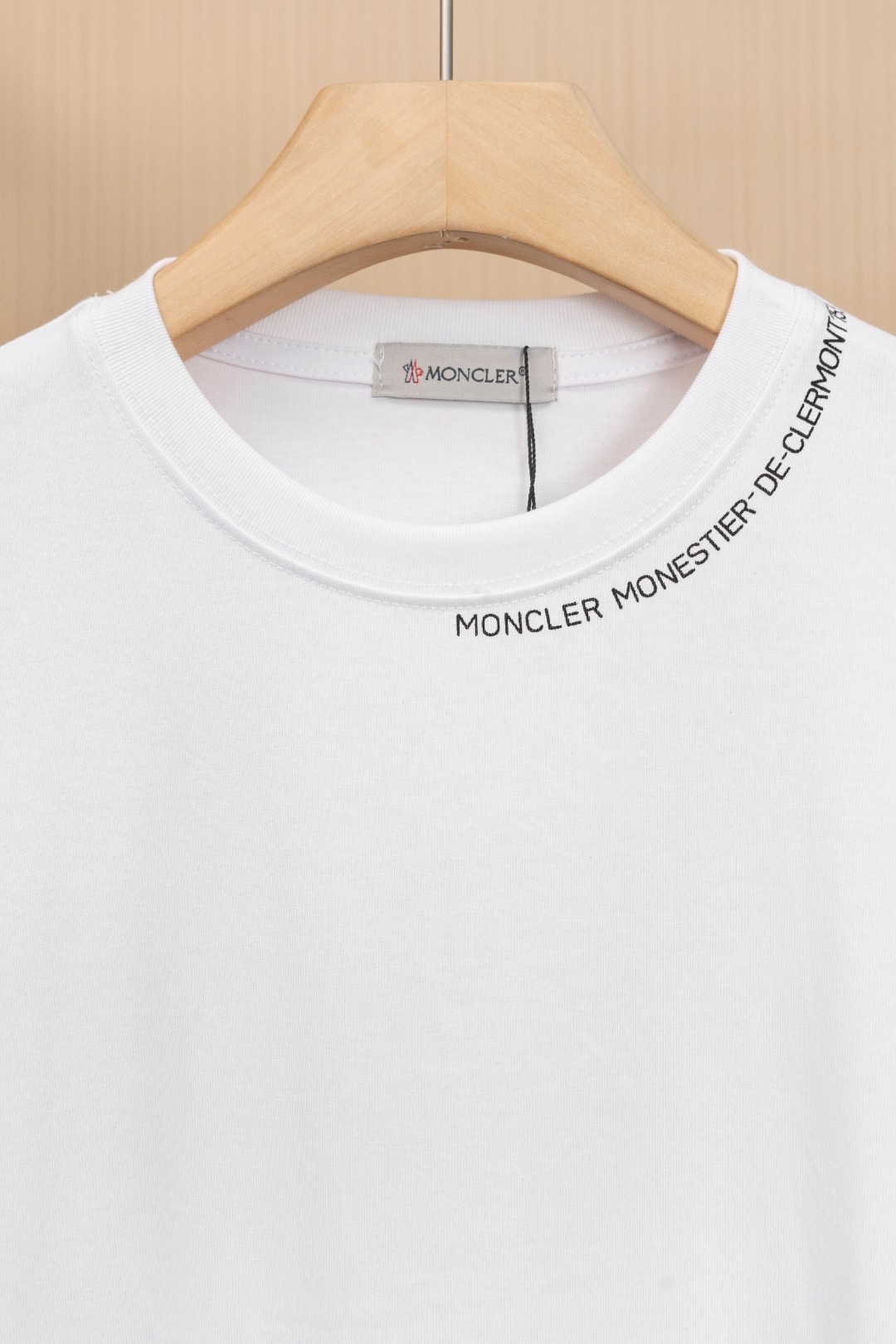 P95 挂拍图 顶级版本
MONCLER 蒙口新款标志性字母LOGO 章仔LOGO手臂
moncler标识点缀于领口 仿佛艺术家的灵魂印记 辨识度拉满 低调中蕴含着无尽的故事与格调 无需多言 穿搭的尽头是极简
Logo标识精致升级,
原版面料 官方同款 短袖T恤
定制270克同缸染面料 手感非常舒服
春夏砖柜同步 时尚又个性 超级百搭好看
男女都非常合适 人手必备款
吊牌 领标 水洗麦 三标齐全
颜色: 黑色 白色
尺码:XS~L