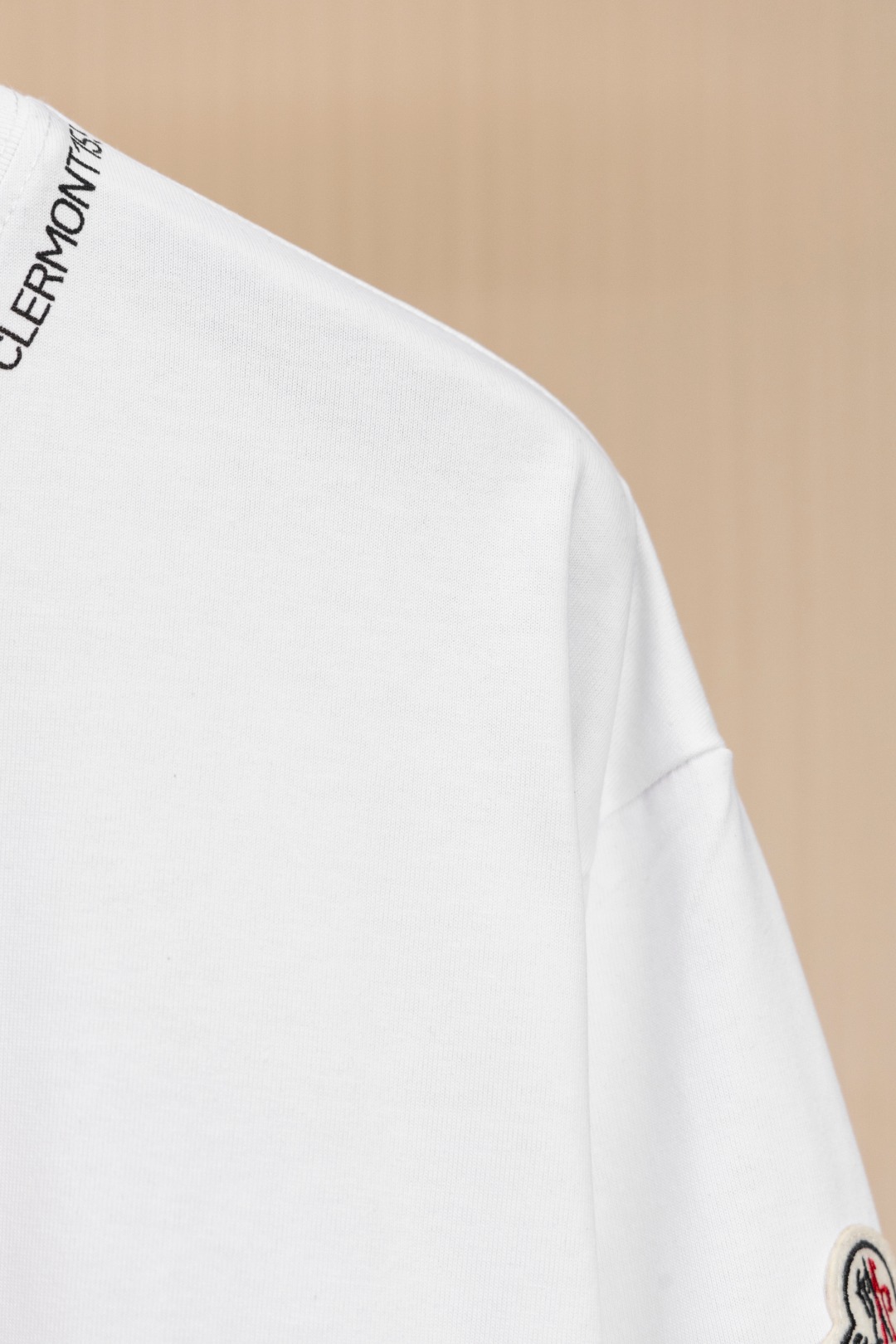 P95 挂拍图 顶级版本
MONCLER 蒙口新款标志性字母LOGO 章仔LOGO手臂
moncler标识点缀于领口 仿佛艺术家的灵魂印记 辨识度拉满 低调中蕴含着无尽的故事与格调 无需多言 穿搭的尽头是极简
Logo标识精致升级,
原版面料 官方同款 短袖T恤
定制270克同缸染面料 手感非常舒服
春夏砖柜同步 时尚又个性 超级百搭好看
男女都非常合适 人手必备款
吊牌 领标 水洗麦 三标齐全
颜色: 黑色 白色
尺码:XS~L