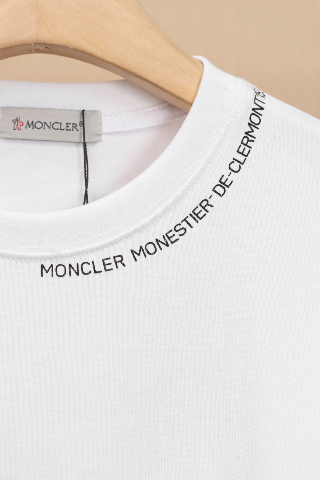 P95 挂拍图 顶级版本
MONCLER 蒙口新款标志性字母LOGO 章仔LOGO手臂
moncler标识点缀于领口 仿佛艺术家的灵魂印记 辨识度拉满 低调中蕴含着无尽的故事与格调 无需多言 穿搭的尽头是极简
Logo标识精致升级,
原版面料 官方同款 短袖T恤
定制270克同缸染面料 手感非常舒服
春夏砖柜同步 时尚又个性 超级百搭好看
男女都非常合适 人手必备款
吊牌 领标 水洗麦 三标齐全
颜色: 黑色 白色
尺码:XS~L