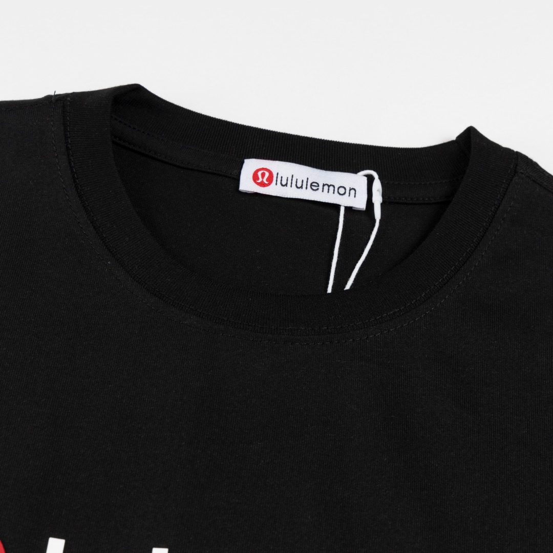 P65 款号lu089 白底图 顶级版本 新款𝗟𝘂𝗹𝘂 𝗹𝗲𝗺𝗼𝗻2025ss字母标识限定压胶立体短袖男女款 露露今年太好看🎩难以形容对它的喜爱 既有高级感又兼顾舒适度 按头安利~ 立体凸起logo很高级❤️🩶一点儿也不会low 纯棉260双纱面料 手感软糯舒服到爆 黑色无敌显瘦 高级感也直接拉满 怎么穿都超级时髦👧🏻当内搭也超美hin适合日常 颜色:黑色 白色 尺码:XS S M L