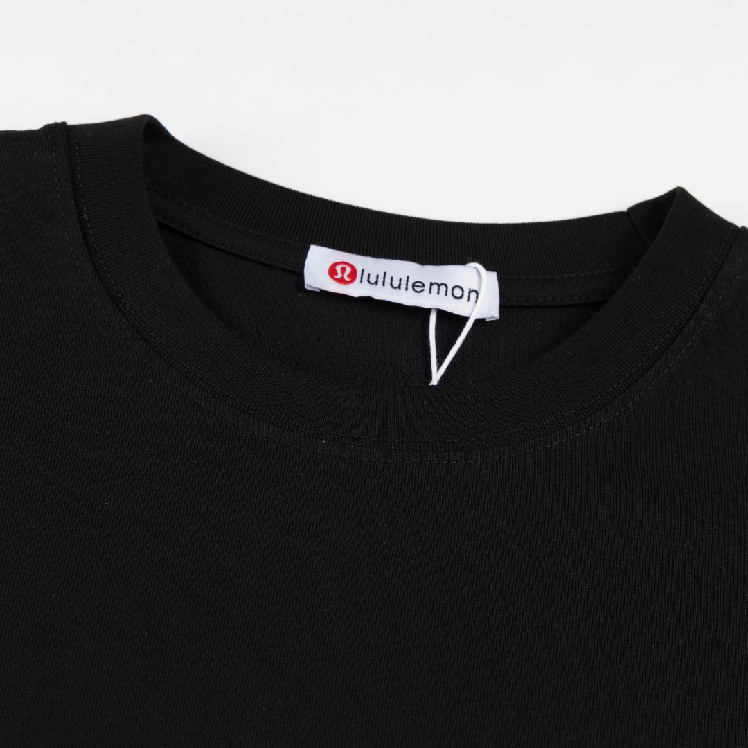 P65 lu091
白底图 顶级版本 植绒 植绒 不是印花!!
新款𝗟𝘂𝗹𝘂 𝗹𝗲𝗺𝗼𝗻2025ss字母标识限定植绒立体短袖男女款
露露今年太好看🎩难以形容对它的喜爱
既有高级感又兼顾舒适度 按头安利~
立体凸起logo很高级❤️🩶一点儿也不会low
纯棉260双纱面料 手感软糯舒服到爆
黑色无敌显瘦 高级感也直接拉满
怎么穿都超级时髦👧🏻当内搭也超美hin适合日常
颜色:黑色 白色
尺码:XS S M L