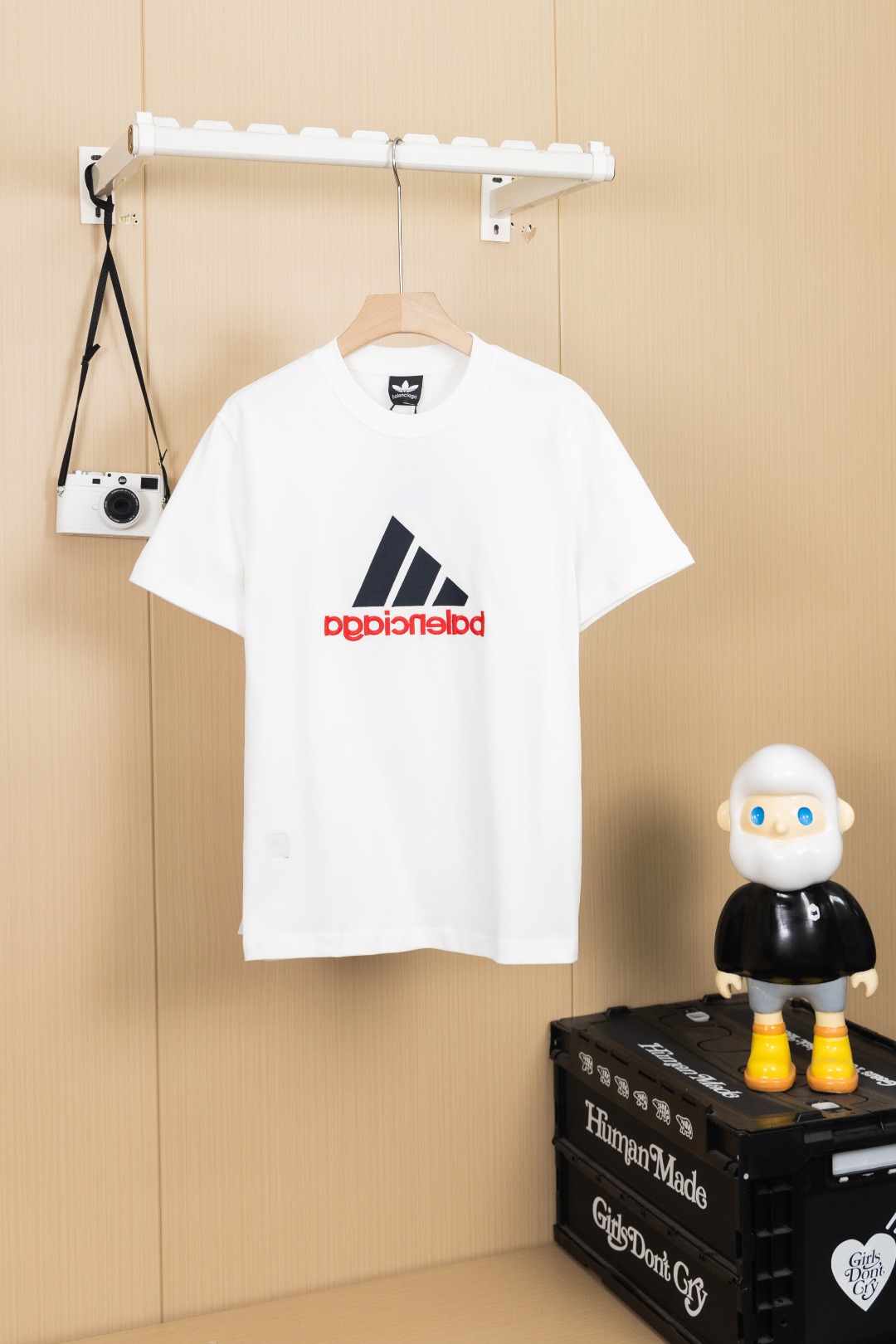P65 foto colgada versión superior BLCG/BALENCIAGA/París colaboración con Adidas combinación de logotipo clásico en la p…