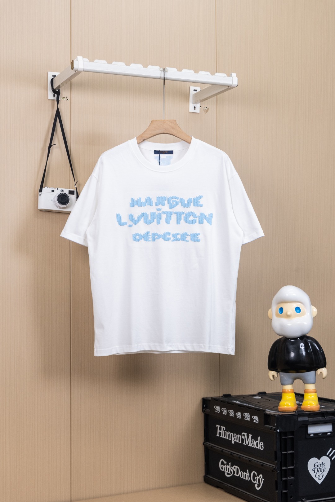 P65 Foto colgante, comparación gratuita de la versión superior del mercado, camiseta de manga corta LV 2026FW, bordado …