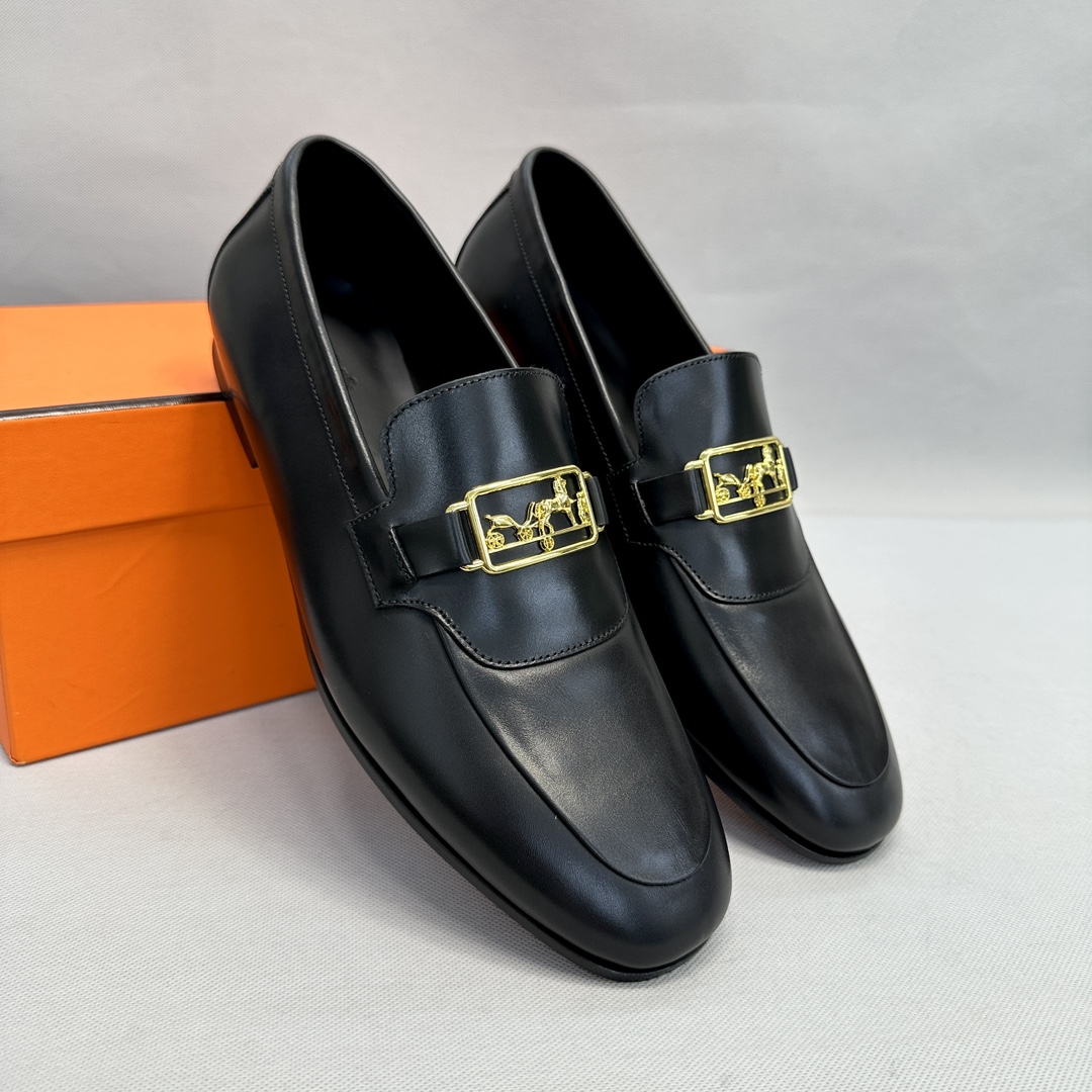 Elegant Leather Loafers with Gold-Tone Buckle - Timeless Style & Comfort
