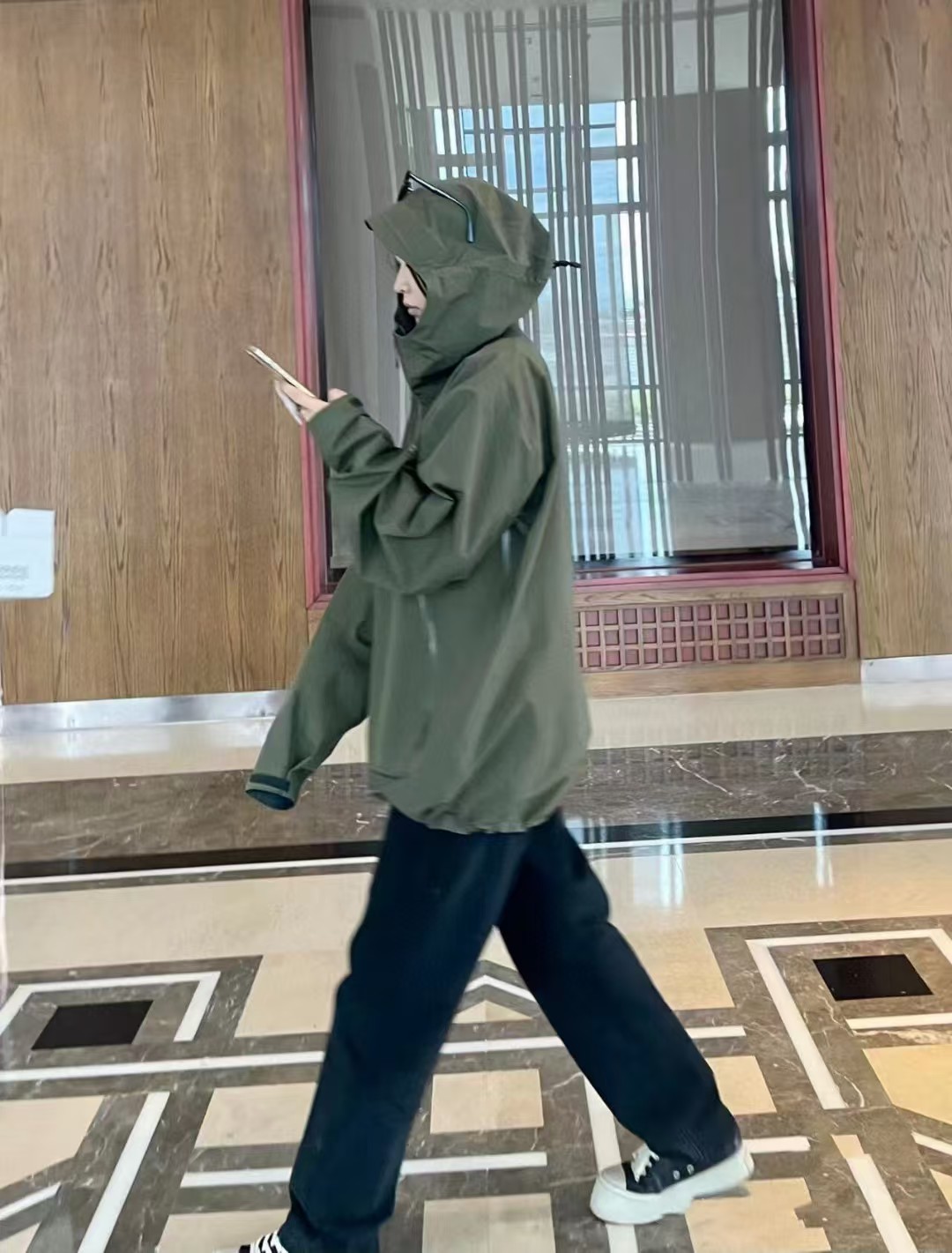 💰160
ARCTERYX/始祖鸟秋季冲锋衣连帽外套防风防雨户外休闲服
内里网布150D 透气性高,主要款式是袖子弯刀剪裁,比普通的上A9932身更显格调,衣服剪裁立体,后衣长自带弧形 简约不普通 ,拉链都是专业防水 ,衣服上身宽松舒适 ,面料轻量化,不压人,轻松自如,休闲日常,户外运动兼备的情侣款 ,色系简单
颜色绿色 灰色 黑色 藏青
S 胸围114 肩宽50 衣长74 袖长65建议体重115-130斤左右
M 胸围118 肩宽51.5 衣长76 袖长66.5建议体重130-145斤左右
L 胸围122 肩宽53 衣长78 袖长68建议体重145-160斤左右
XL 胸围126 肩宽54.5 衣长80 袖长69.5建议体重160-180斤左右
2XL 胸围130 肩宽56 衣长82 袖长71建议体重180-200斤左右