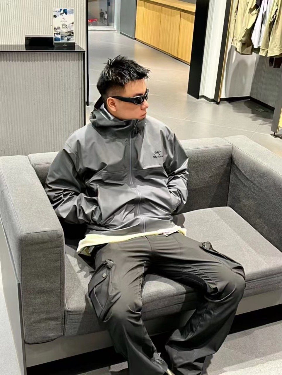💰160
ARCTERYX/始祖鸟秋季冲锋衣连帽外套防风防雨户外休闲服
内里网布150D 透气性高,主要款式是袖子弯刀剪裁,比普通的上A9932身更显格调,衣服剪裁立体,后衣长自带弧形 简约不普通 ,拉链都是专业防水 ,衣服上身宽松舒适 ,面料轻量化,不压人,轻松自如,休闲日常,户外运动兼备的情侣款 ,色系简单
颜色绿色 灰色 黑色 藏青
S 胸围114 肩宽50 衣长74 袖长65建议体重115-130斤左右
M 胸围118 肩宽51.5 衣长76 袖长66.5建议体重130-145斤左右
L 胸围122 肩宽53 衣长78 袖长68建议体重145-160斤左右
XL 胸围126 肩宽54.5 衣长80 袖长69.5建议体重160-180斤左右
2XL 胸围130 肩宽56 衣长82 袖长71建议体重180-200斤左右