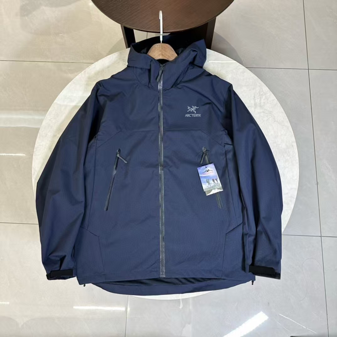 💰160
ARCTERYX/始祖鸟秋季冲锋衣连帽外套防风防雨户外休闲服
内里网布150D 透气性高,主要款式是袖子弯刀剪裁,比普通的上A9932身更显格调,衣服剪裁立体,后衣长自带弧形 简约不普通 ,拉链都是专业防水 ,衣服上身宽松舒适 ,面料轻量化,不压人,轻松自如,休闲日常,户外运动兼备的情侣款 ,色系简单
颜色绿色 灰色 黑色 藏青
S 胸围114 肩宽50 衣长74 袖长65建议体重115-130斤左右
M 胸围118 肩宽51.5 衣长76 袖长66.5建议体重130-145斤左右
L 胸围122 肩宽53 衣长78 袖长68建议体重145-160斤左右
XL 胸围126 肩宽54.5 衣长80 袖长69.5建议体重160-180斤左右
2XL 胸围130 肩宽56 衣长82 袖长71建议体重180-200斤左右