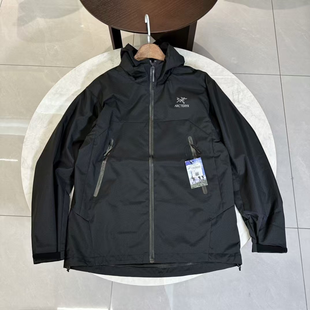💰160
ARCTERYX/始祖鸟秋季冲锋衣连帽外套防风防雨户外休闲服
内里网布150D 透气性高,主要款式是袖子弯刀剪裁,比普通的上A9932身更显格调,衣服剪裁立体,后衣长自带弧形 简约不普通 ,拉链都是专业防水 ,衣服上身宽松舒适 ,面料轻量化,不压人,轻松自如,休闲日常,户外运动兼备的情侣款 ,色系简单
颜色绿色 灰色 黑色 藏青
S 胸围114 肩宽50 衣长74 袖长65建议体重115-130斤左右
M 胸围118 肩宽51.5 衣长76 袖长66.5建议体重130-145斤左右
L 胸围122 肩宽53 衣长78 袖长68建议体重145-160斤左右
XL 胸围126 肩宽54.5 衣长80 袖长69.5建议体重160-180斤左右
2XL 胸围130 肩宽56 衣长82 袖长71建议体重180-200斤左右