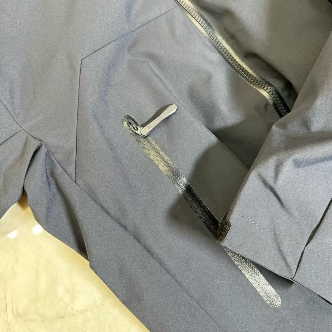 💰160
ARCTERYX/始祖鸟秋季冲锋衣连帽外套防风防雨户外休闲服
内里网布150D 透气性高,主要款式是袖子弯刀剪裁,比普通的上A9932身更显格调,衣服剪裁立体,后衣长自带弧形 简约不普通 ,拉链都是专业防水 ,衣服上身宽松舒适 ,面料轻量化,不压人,轻松自如,休闲日常,户外运动兼备的情侣款 ,色系简单
颜色绿色 灰色 黑色 藏青
S 胸围114 肩宽50 衣长74 袖长65建议体重115-130斤左右
M 胸围118 肩宽51.5 衣长76 袖长66.5建议体重130-145斤左右
L 胸围122 肩宽53 衣长78 袖长68建议体重145-160斤左右
XL 胸围126 肩宽54.5 衣长80 袖长69.5建议体重160-180斤左右
2XL 胸围130 肩宽56 衣长82 袖长71建议体重180-200斤左右