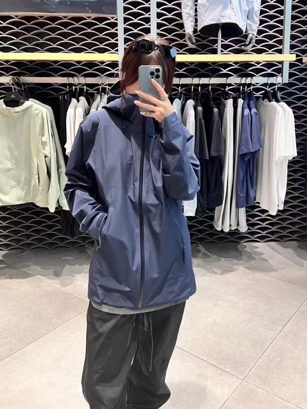 💰160
ARCTERYX/始祖鸟秋季冲锋衣连帽外套防风防雨户外休闲服
内里网布150D 透气性高,主要款式是袖子弯刀剪裁,比普通的上A9932身更显格调,衣服剪裁立体,后衣长自带弧形 简约不普通 ,拉链都是专业防水 ,衣服上身宽松舒适 ,面料轻量化,不压人,轻松自如,休闲日常,户外运动兼备的情侣款 ,色系简单
颜色绿色 灰色 黑色 藏青
S 胸围114 肩宽50 衣长74 袖长65建议体重115-130斤左右
M 胸围118 肩宽51.5 衣长76 袖长66.5建议体重130-145斤左右
L 胸围122 肩宽53 衣长78 袖长68建议体重145-160斤左右
XL 胸围126 肩宽54.5 衣长80 袖长69.5建议体重160-180斤左右
2XL 胸围130 肩宽56 衣长82 袖长71建议体重180-200斤左右