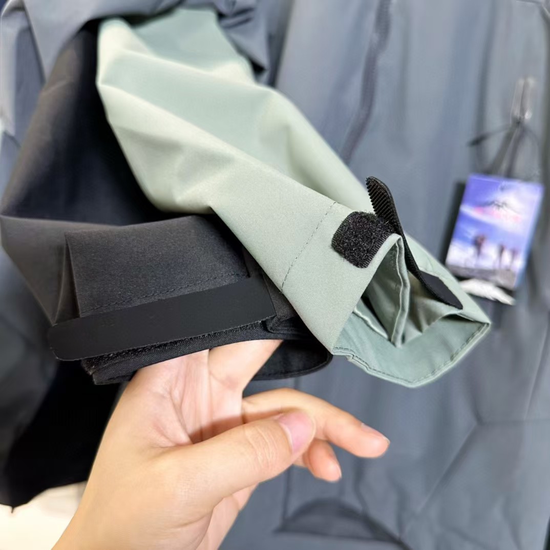 💰160
ARCTERYX/始祖鸟秋季冲锋衣连帽外套防风防雨户外休闲服
内里网布150D 透气性高,主要款式是袖子弯刀剪裁,比普通的上A9932身更显格调,衣服剪裁立体,后衣长自带弧形 简约不普通 ,拉链都是专业防水 ,衣服上身宽松舒适 ,面料轻量化,不压人,轻松自如,休闲日常,户外运动兼备的情侣款 ,色系简单
颜色绿色 灰色 黑色 藏青
S 胸围114 肩宽50 衣长74 袖长65建议体重115-130斤左右
M 胸围118 肩宽51.5 衣长76 袖长66.5建议体重130-145斤左右
L 胸围122 肩宽53 衣长78 袖长68建议体重145-160斤左右
XL 胸围126 肩宽54.5 衣长80 袖长69.5建议体重160-180斤左右
2XL 胸围130 肩宽56 衣长82 袖长71建议体重180-200斤左右