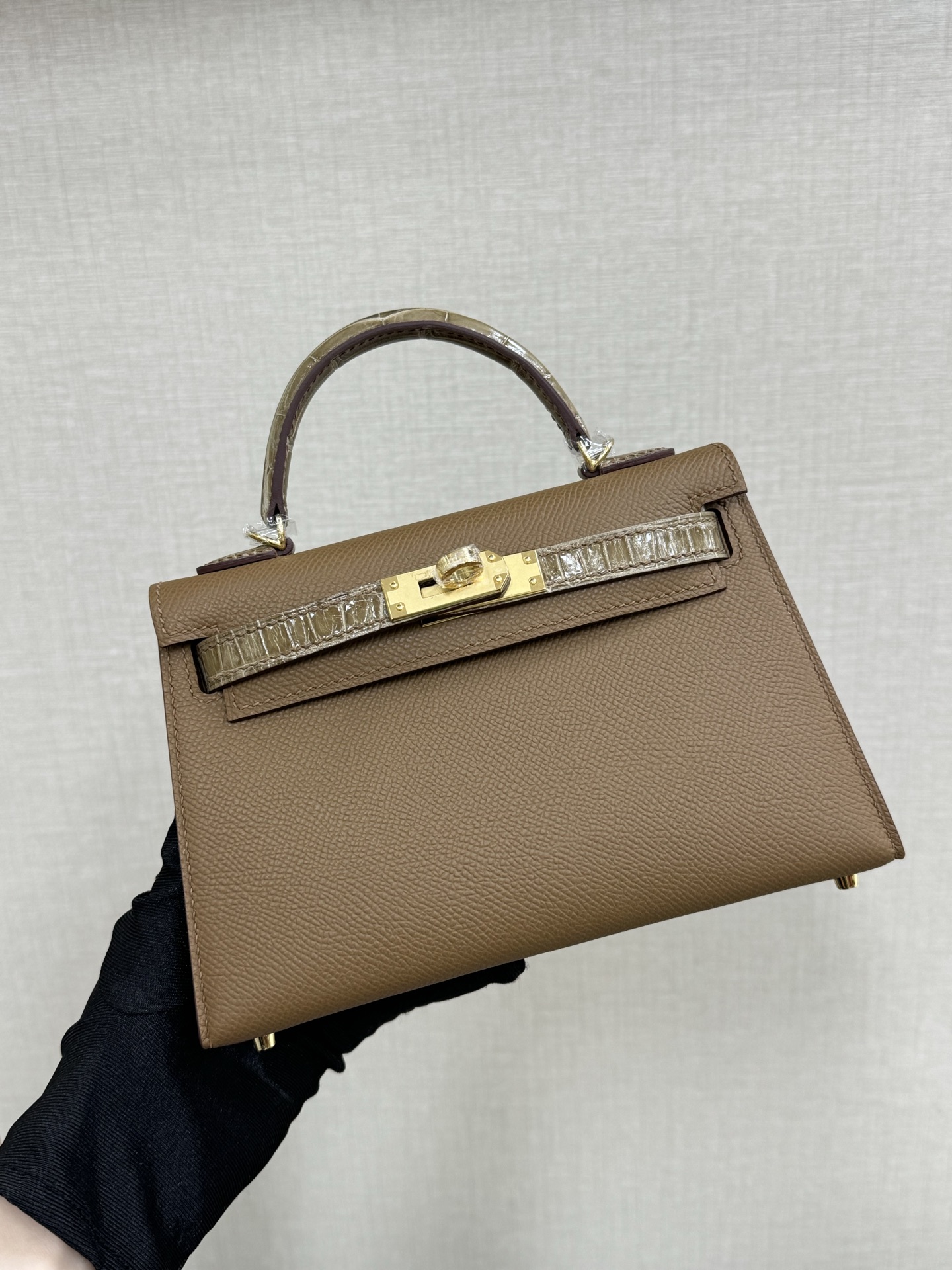 NO:851269,Spot minikelly touch second generation 19cm crocodile leather glossy esom leather tobacco color hand-stitched wax thread, Hermes, hermes, crocodile skin, Hermes,19860909现货 minikelly touch 二代19cm 鳄鱼皮亮面拼esom皮 烟草色 手缝蜡线,爱马仕,hermes,crocodile skin,Hermes,,Bag
