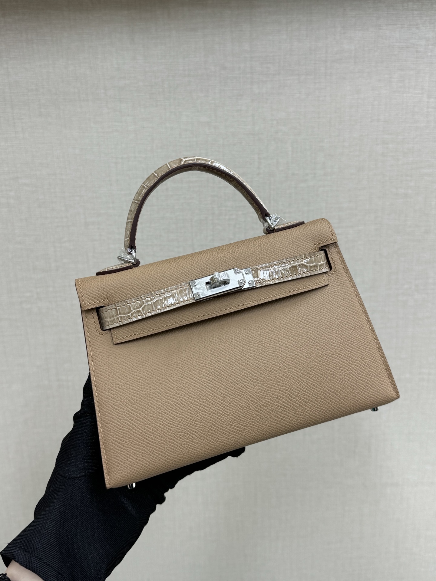 NO:851276,Spot minikelly touch second generation 19cm crocodile leather glossy esom leather milk tea color hand-stitched wax thread, Hermes, hermes, crocodile skin, Hermes,19860909现货 minikelly touch 二代19cm 鳄鱼皮亮面拼esom皮 奶茶色 手缝蜡线,爱马仕,hermes,crocodile skin,Hermes,,Bag