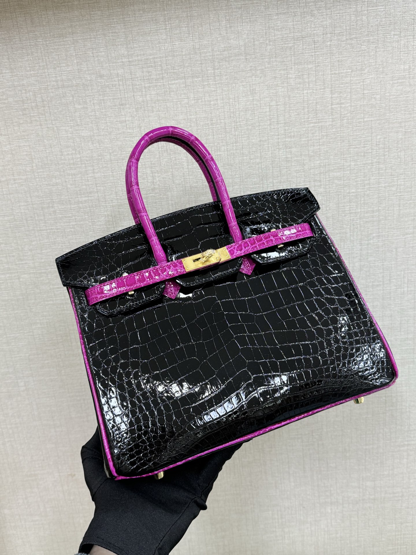 NO:698015,Birkin25 crocodile skin glossy black with Arabian Nights purple hand-nailed hand-stitched wax thread,Hermes,hermes,crocodile skin,Hermes,19860909Birkin25 鳄鱼皮亮面 黑色拼天方夜谭紫 手工钉 手缝蜡线,爱马仕,hermes,crocodile skin,Hermes,,Bag